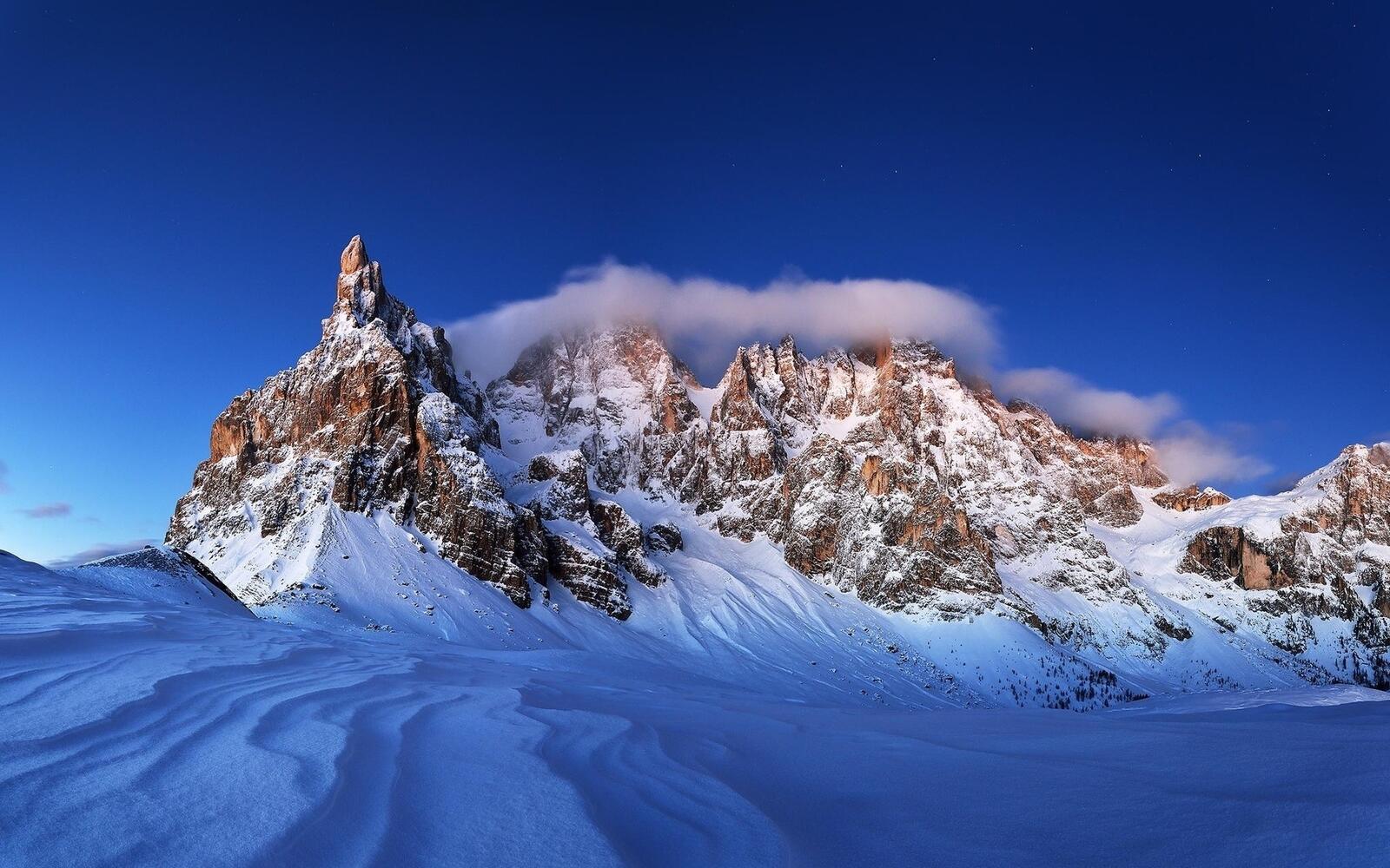 Бесплатное фото Большие сугробы снега в горах