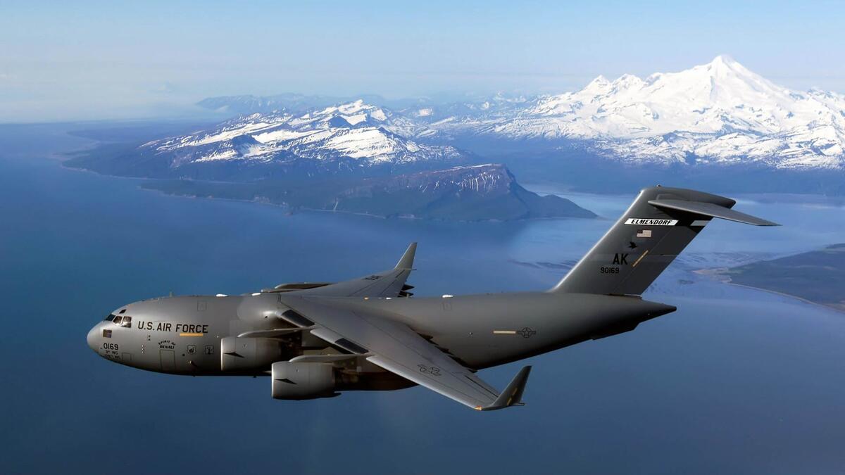 Lockheed c 130 hercules летит высоко над горами