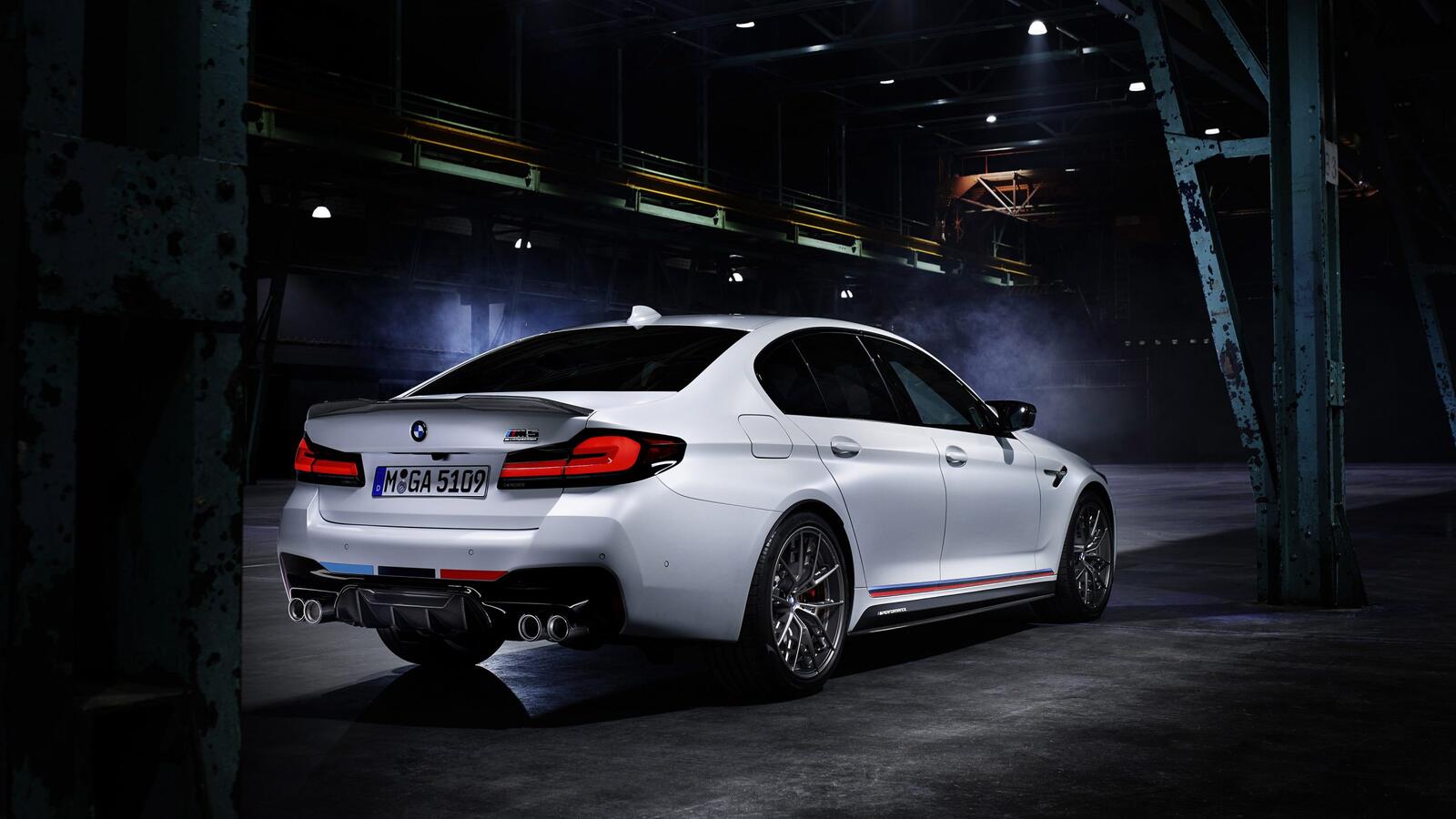 Free photo BMW M5 F90 Restyling in white rear view