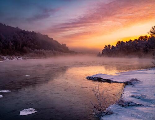 Раннее утро над сибирской рекой