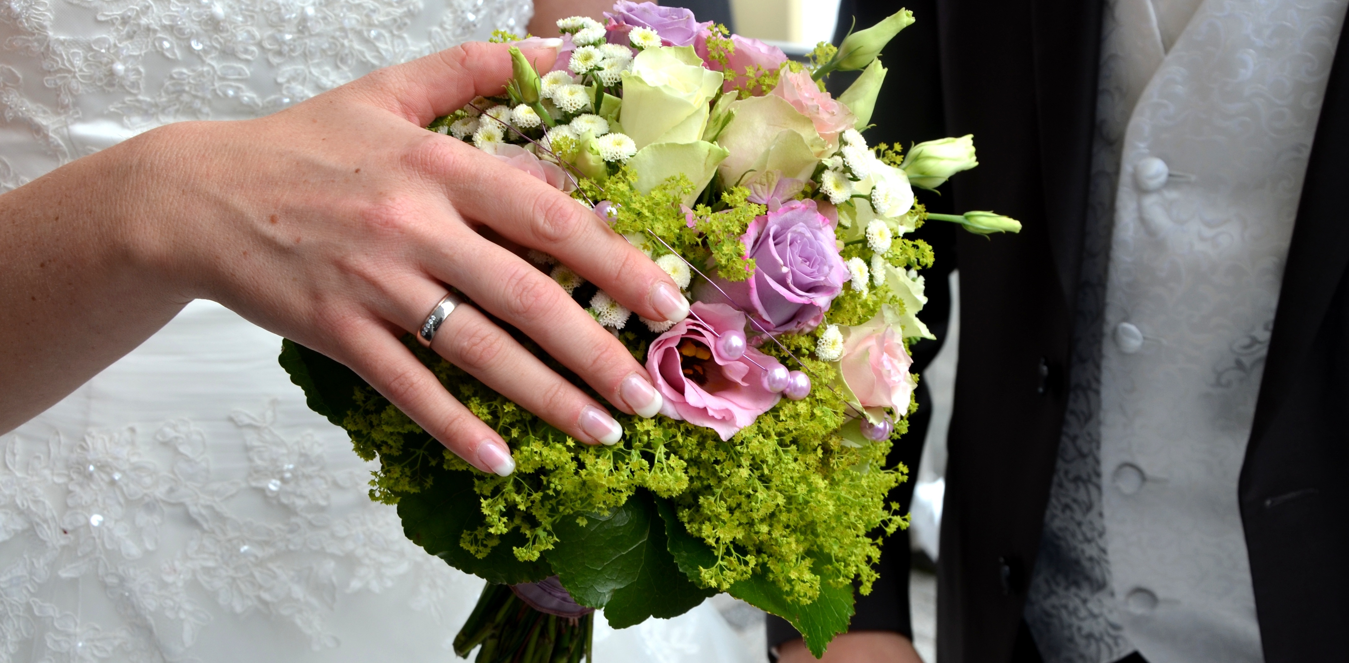Free photo Wedding bouquet in the hands of the bride