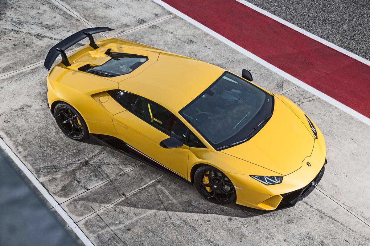 Lamborghini Huracan желтого цвета вид сверху
