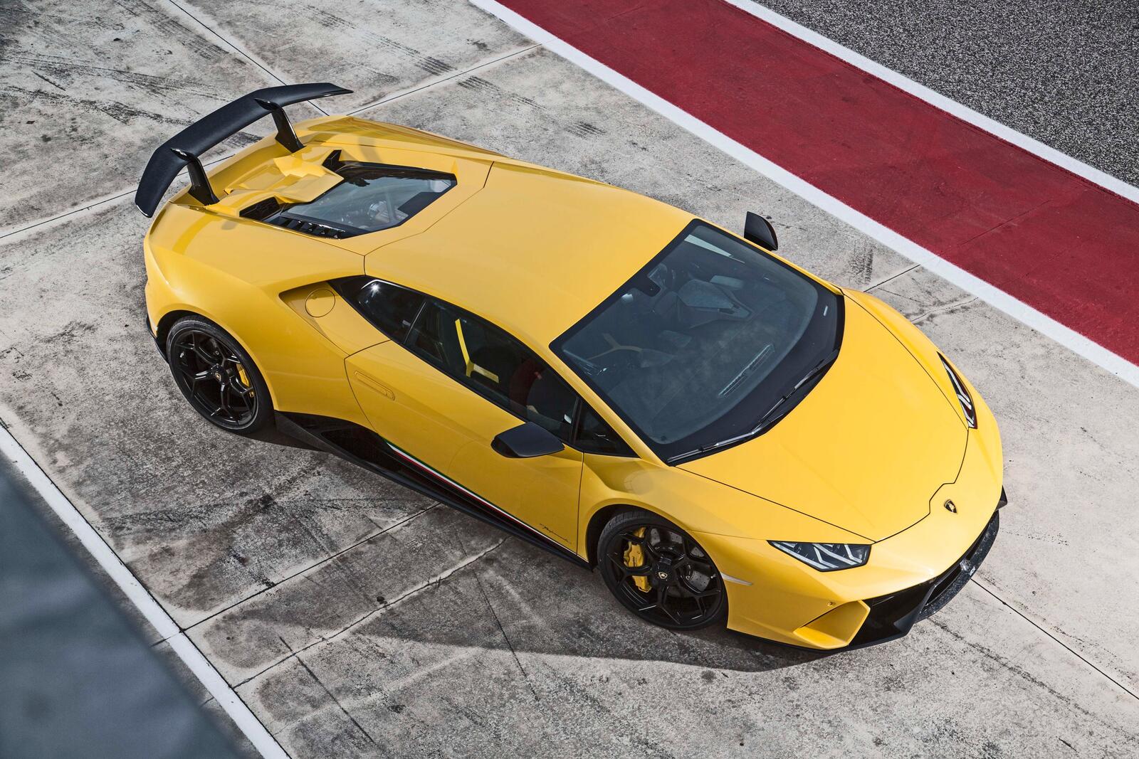 Бесплатное фото Lamborghini Huracan желтого цвета вид сверху