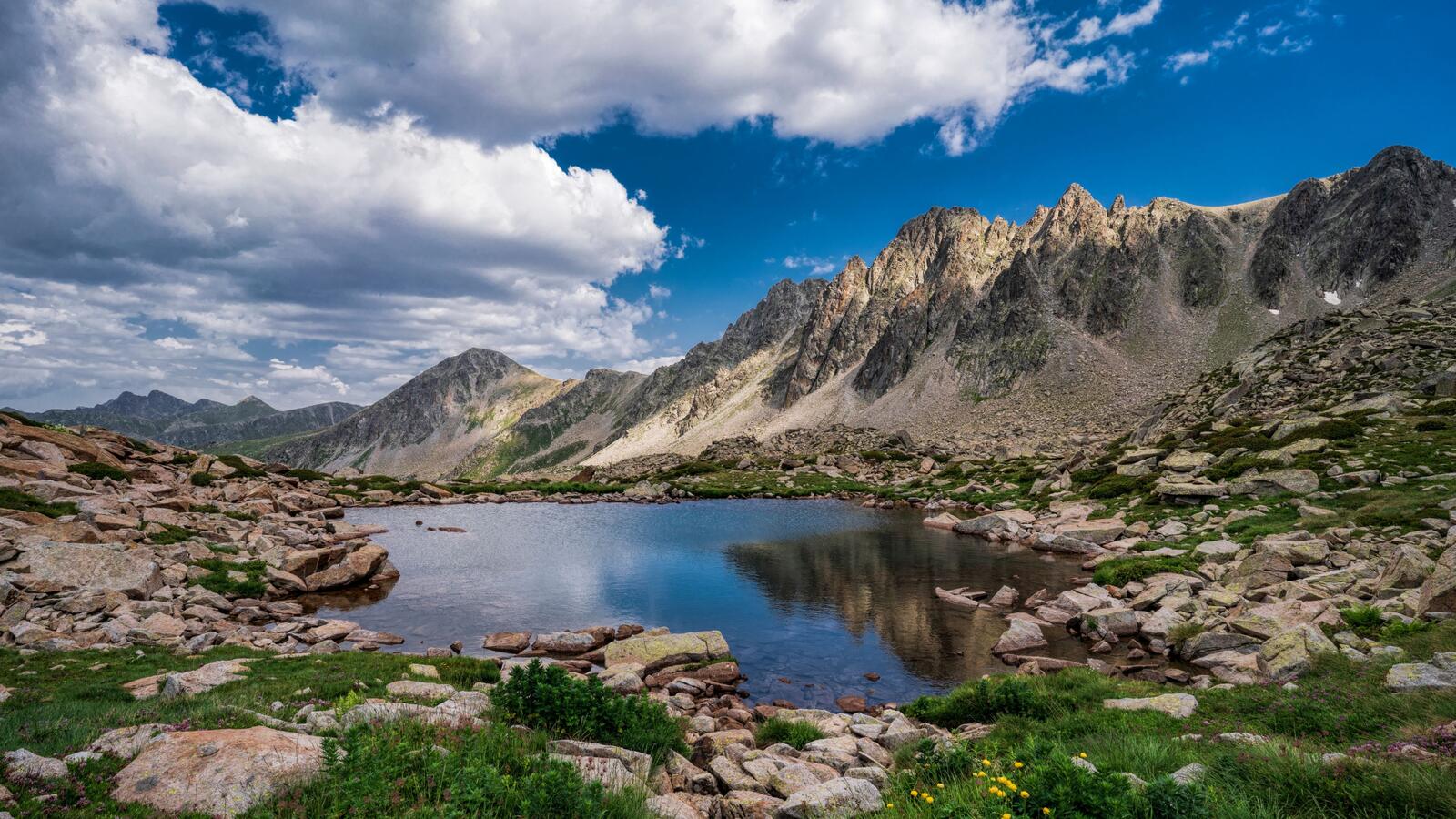 Бесплатное фото Мелководное озеро в горах