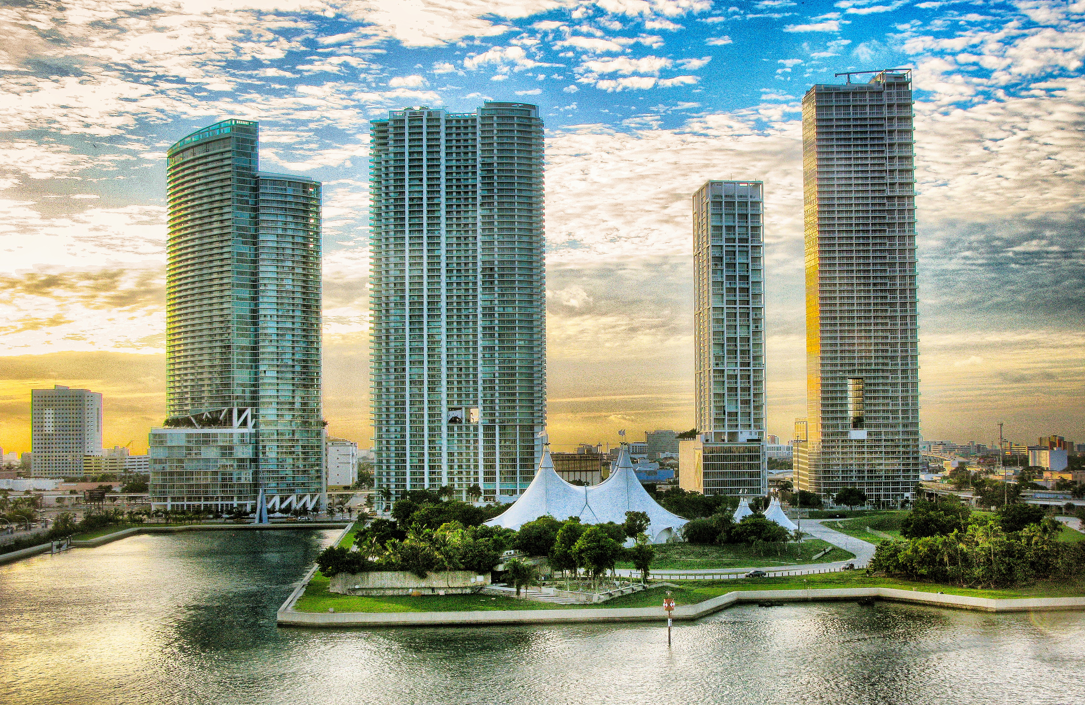 Free photo Miami high-rises on the beach in the evening