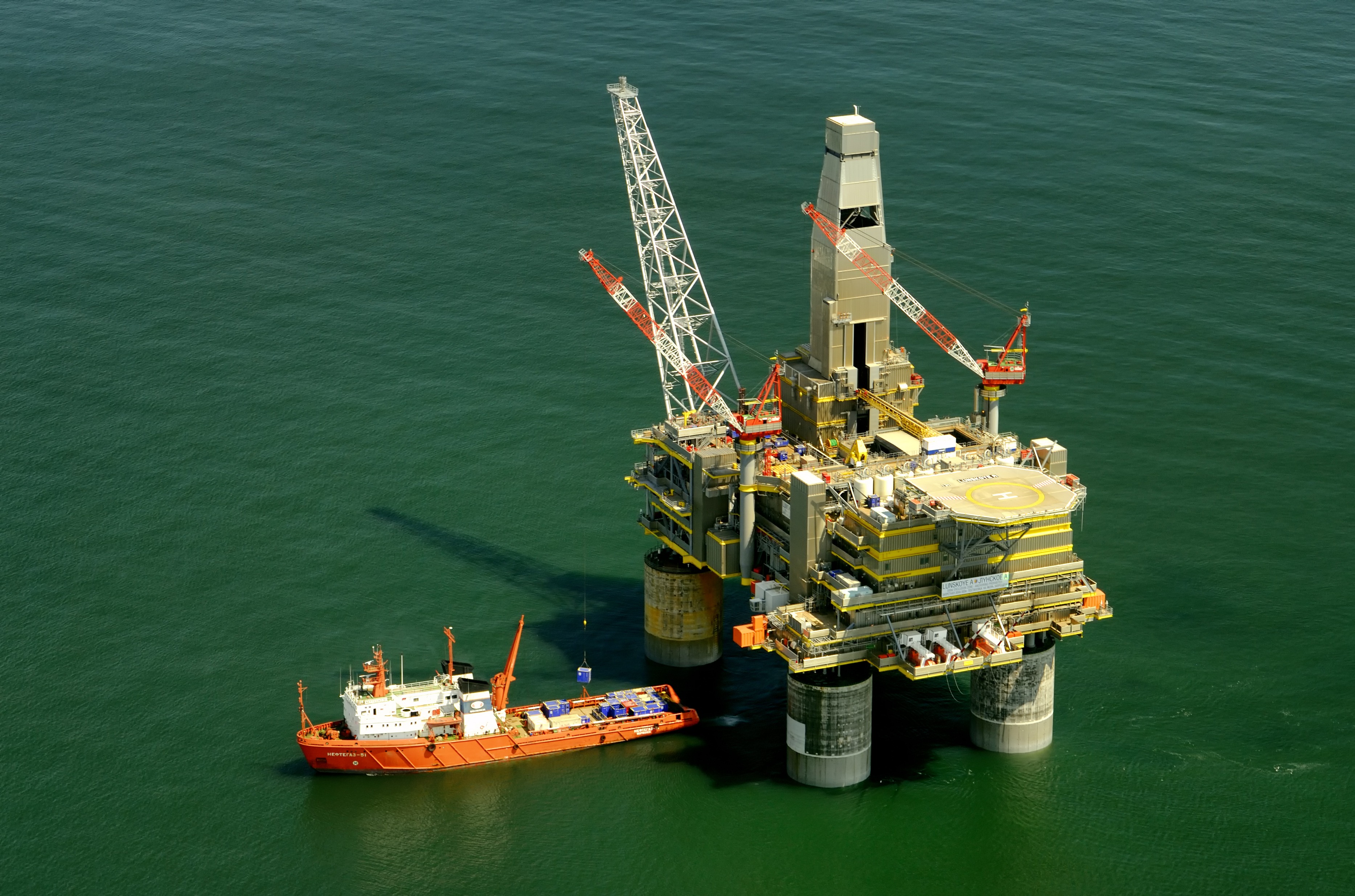 免费照片海洋中的一个石油钻井平台
