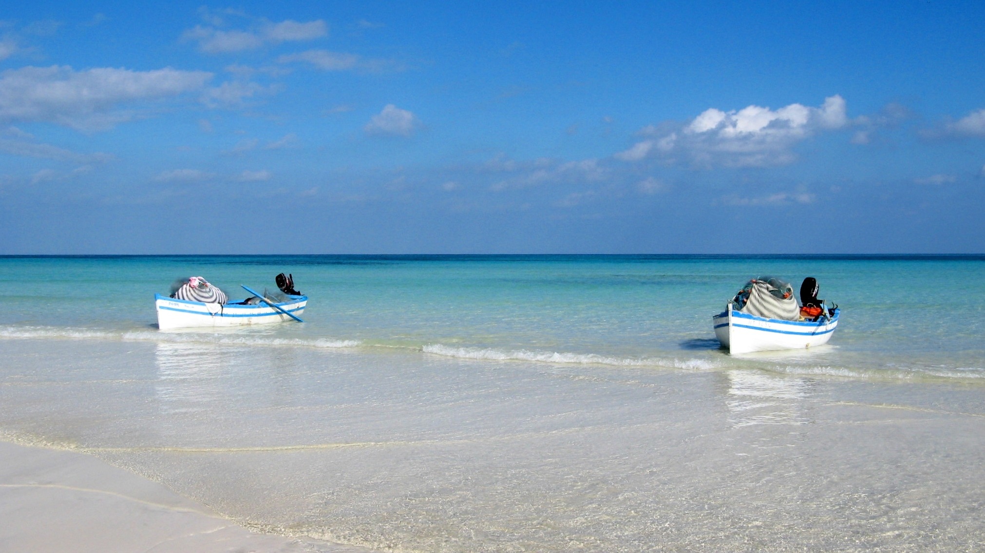 Free photo Wooden boats on the beach