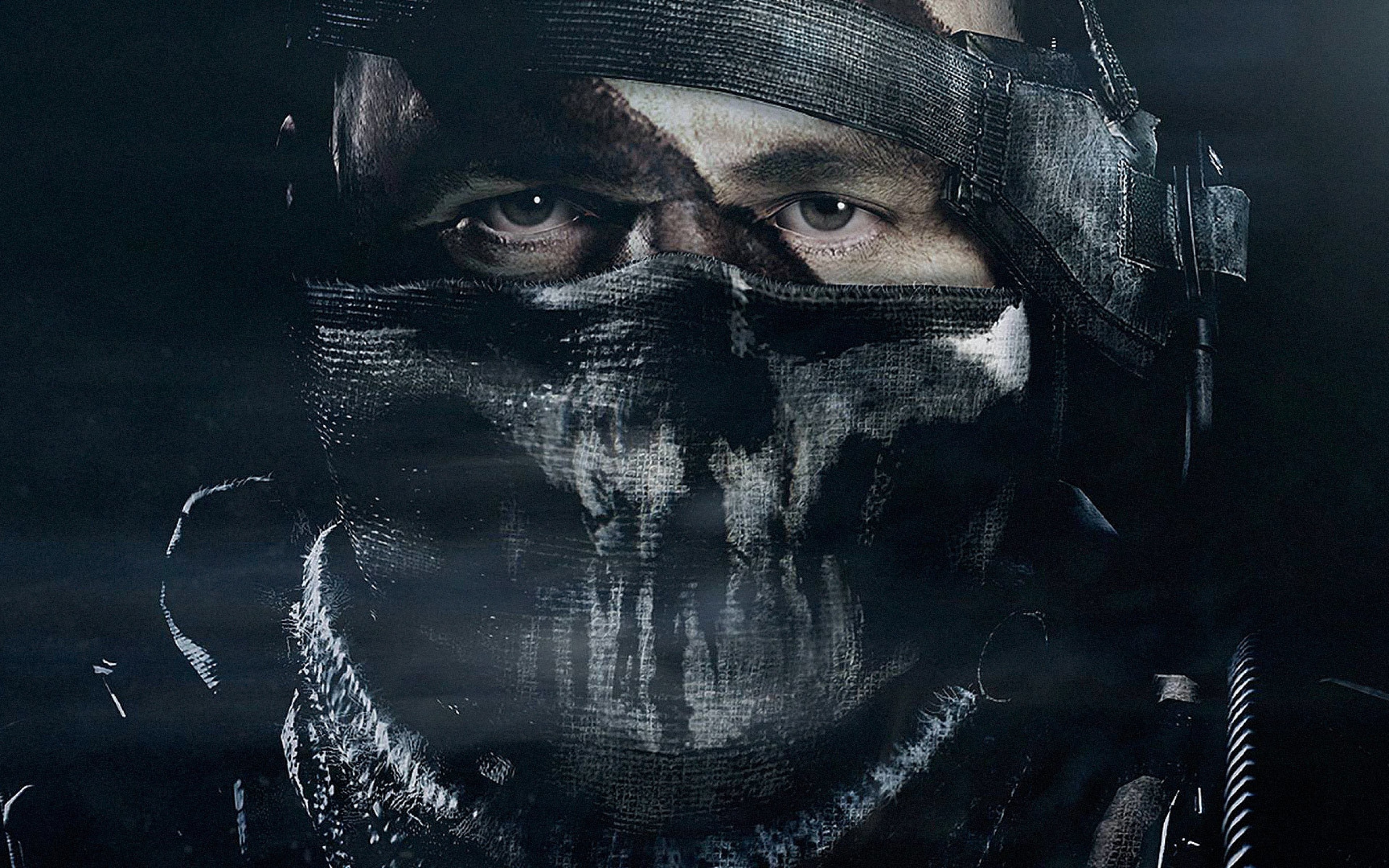 Бесплатное фото Солдат в маске скрывающей лицо