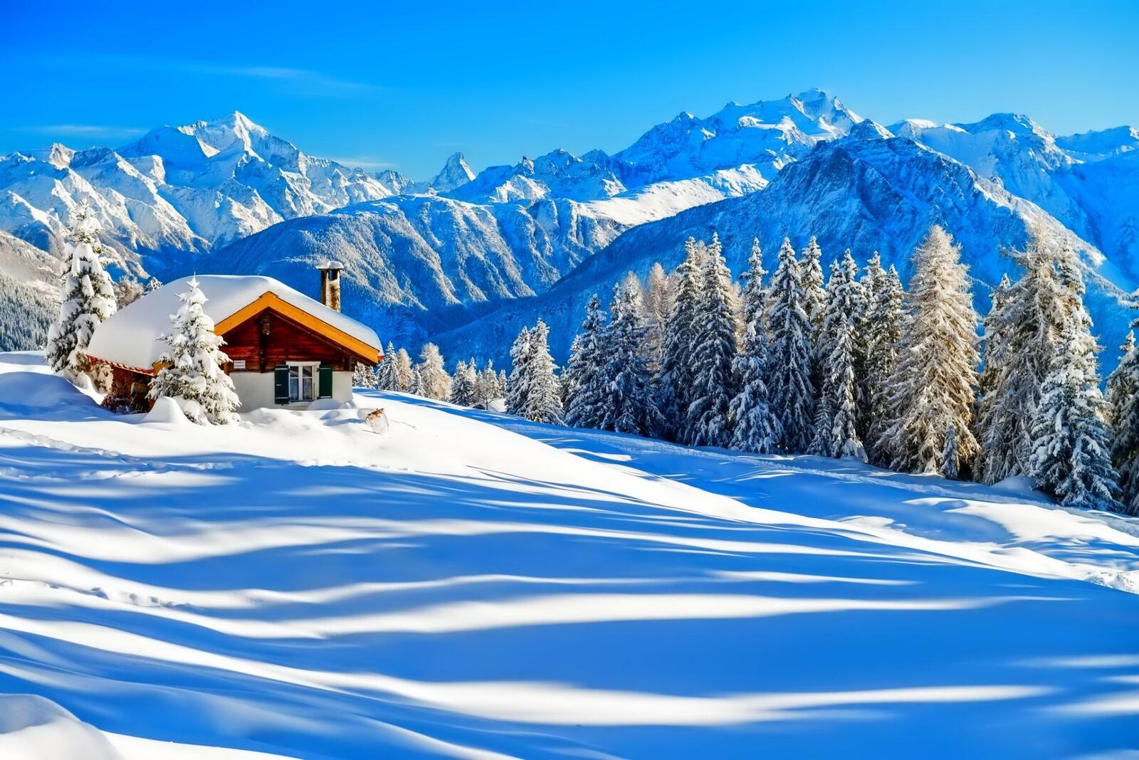Бесплатное фото Картинка с домиком на снежном поле