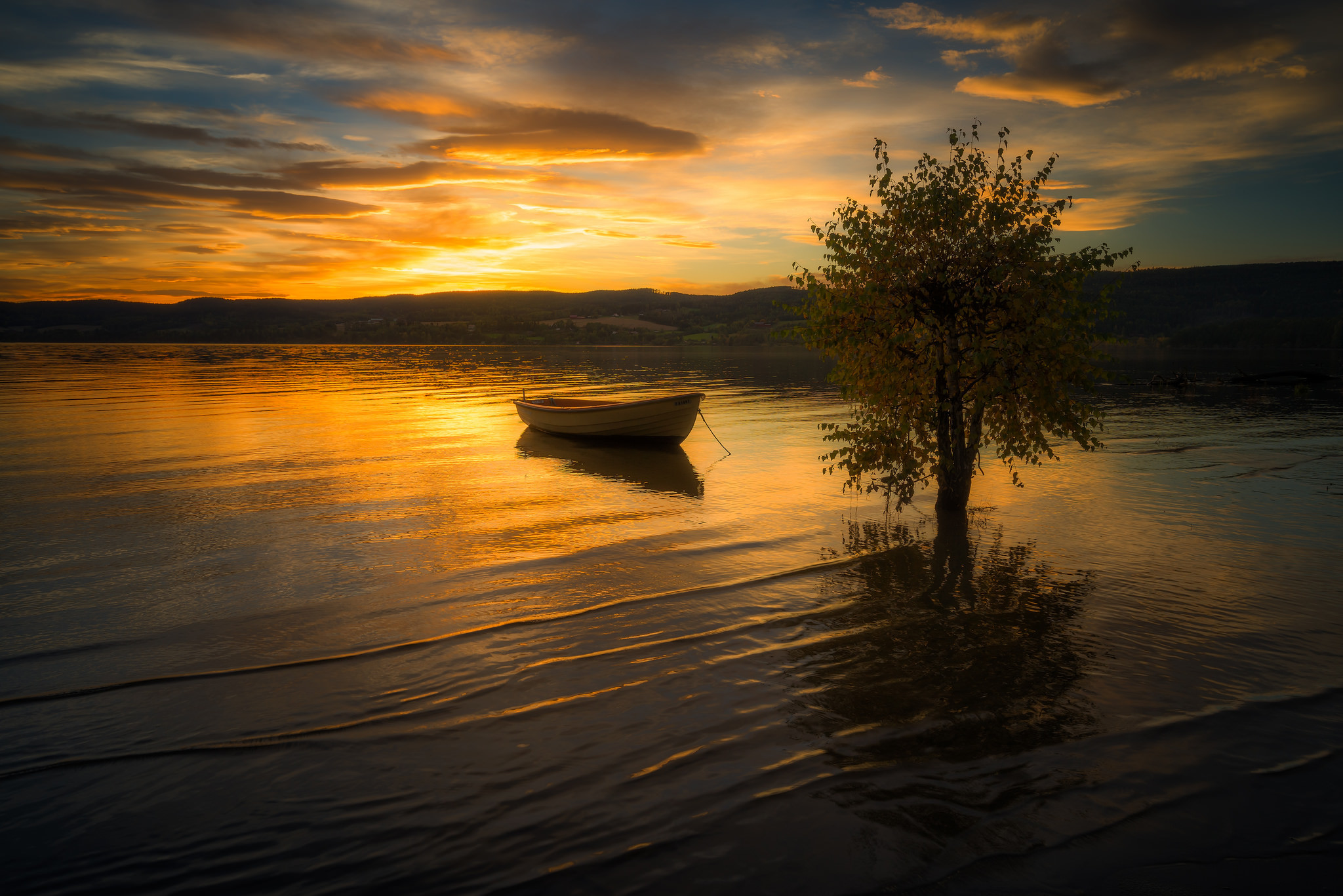 夕阳下的湖上木船
