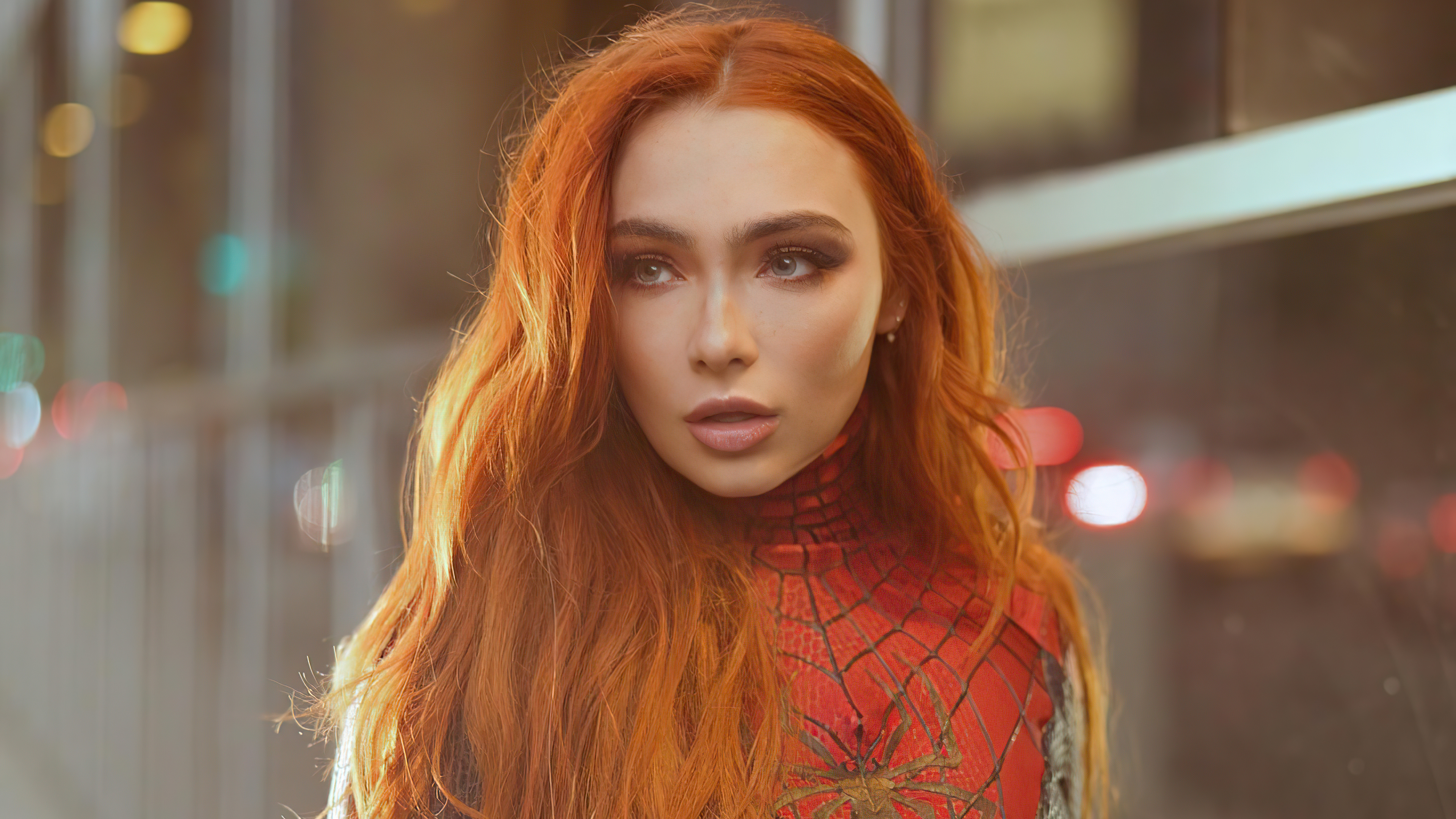 Рыжеволосая девочка человек паук