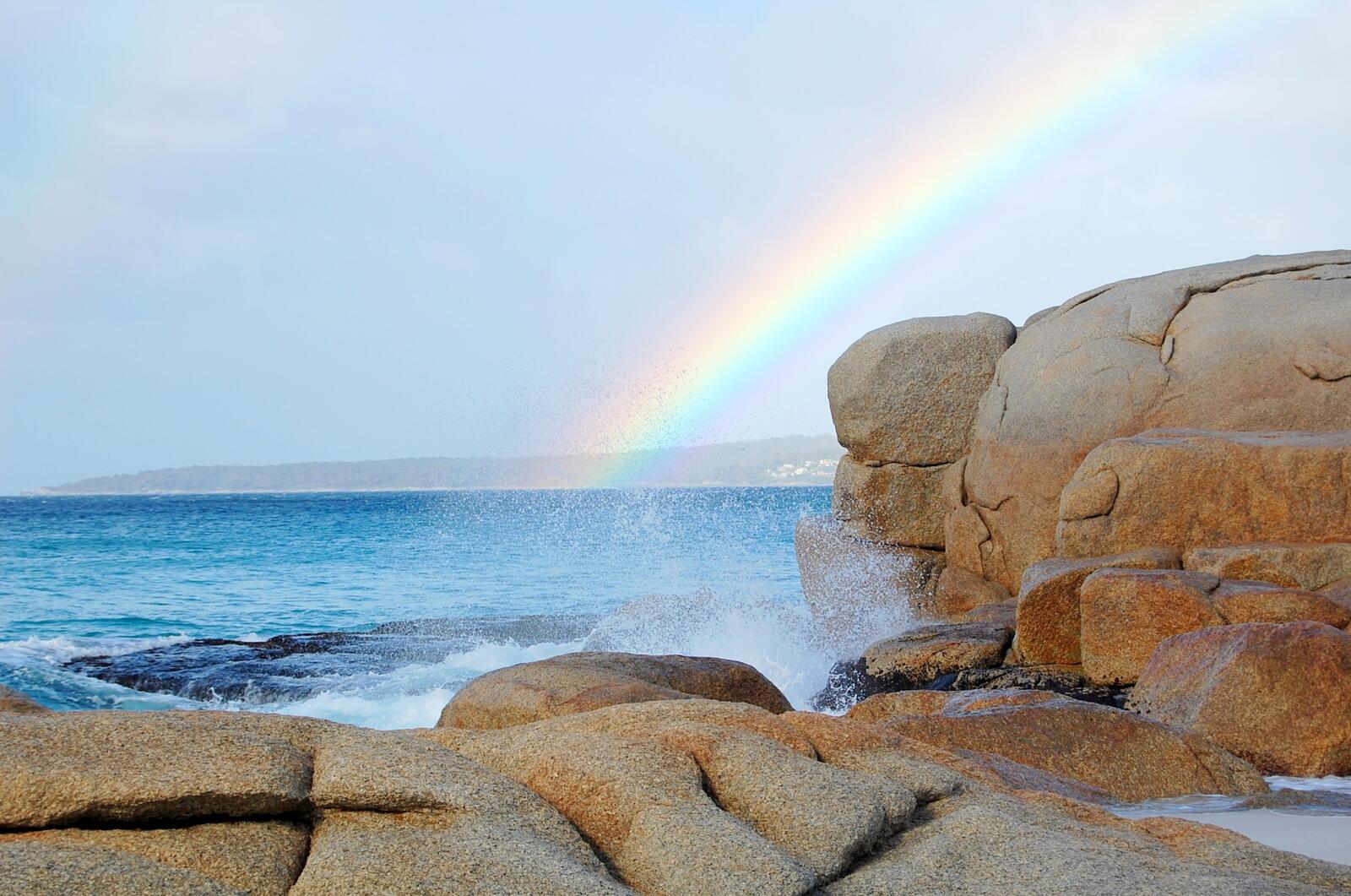 Бесплатное фото Вид с берега моря на радугу