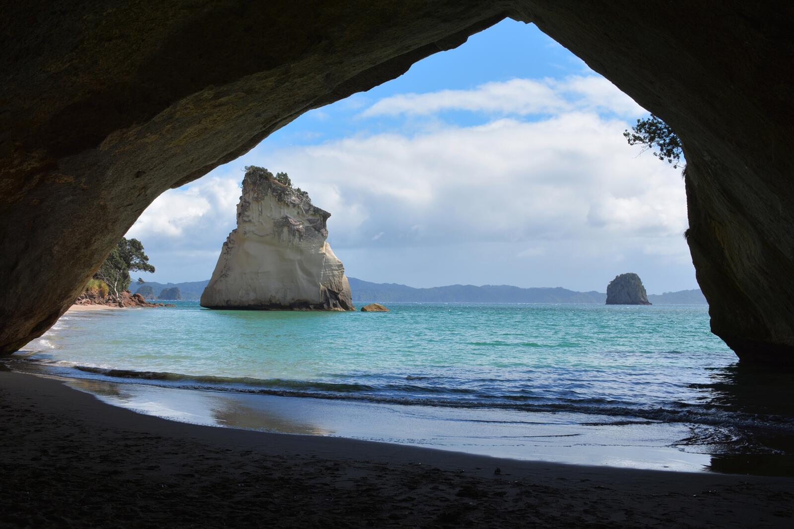 Пещера на берегу моря с видом на море