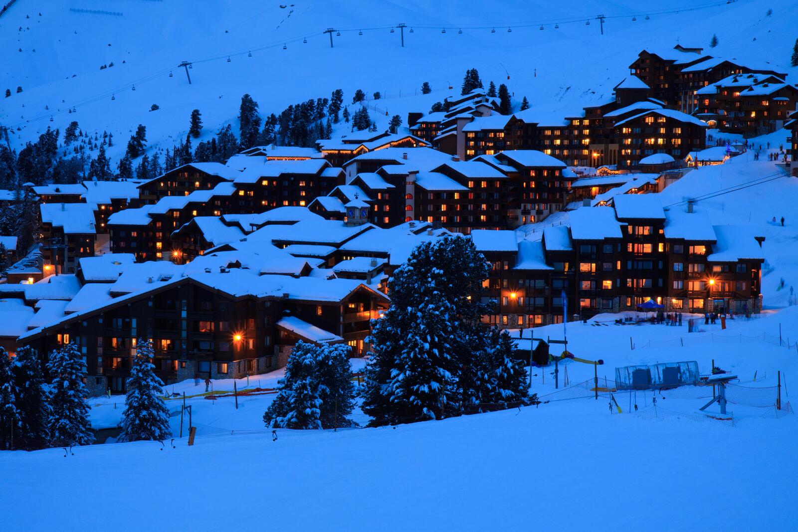 Бесплатное фото Снежный поселок в Альпах вечером