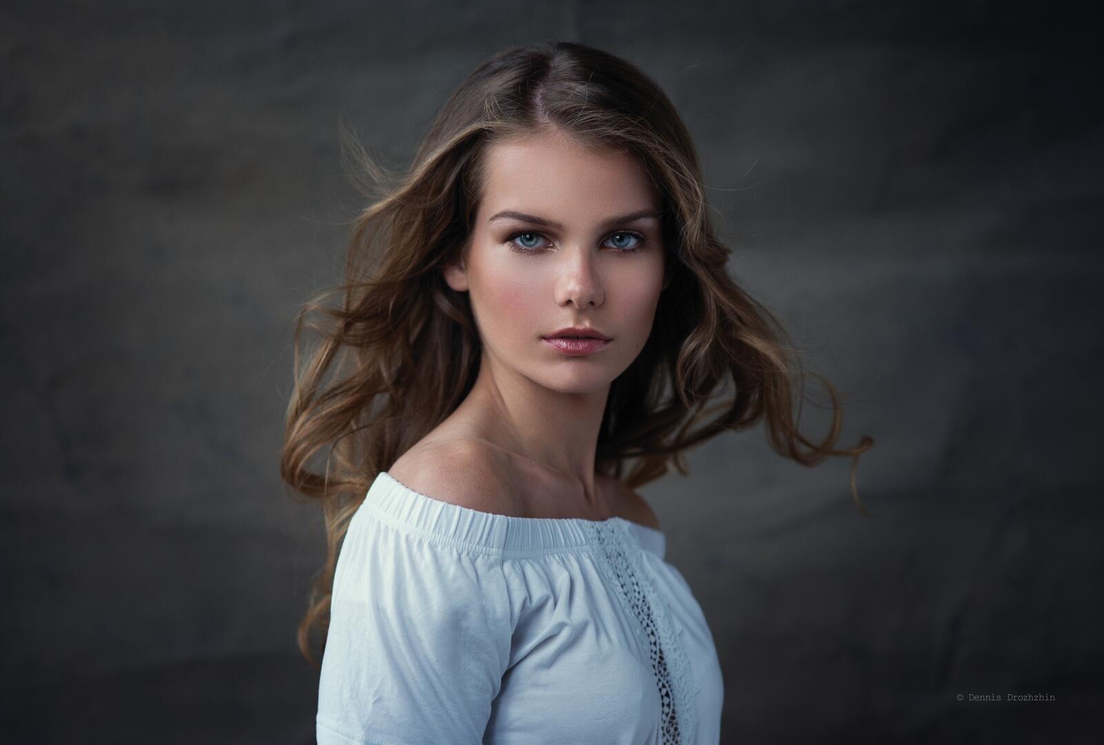 Free photo Portrait of a blue-eyed girl