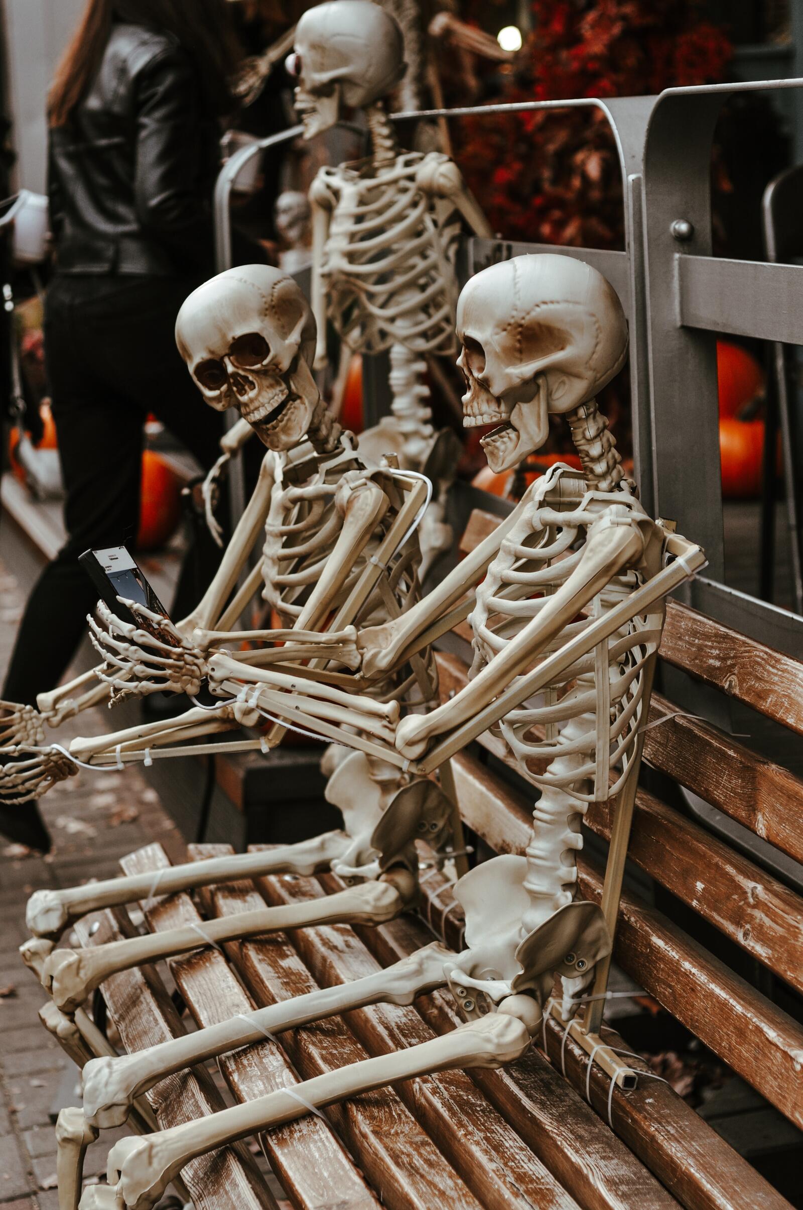 Обои метро пассажиры скелет на рабочий стол