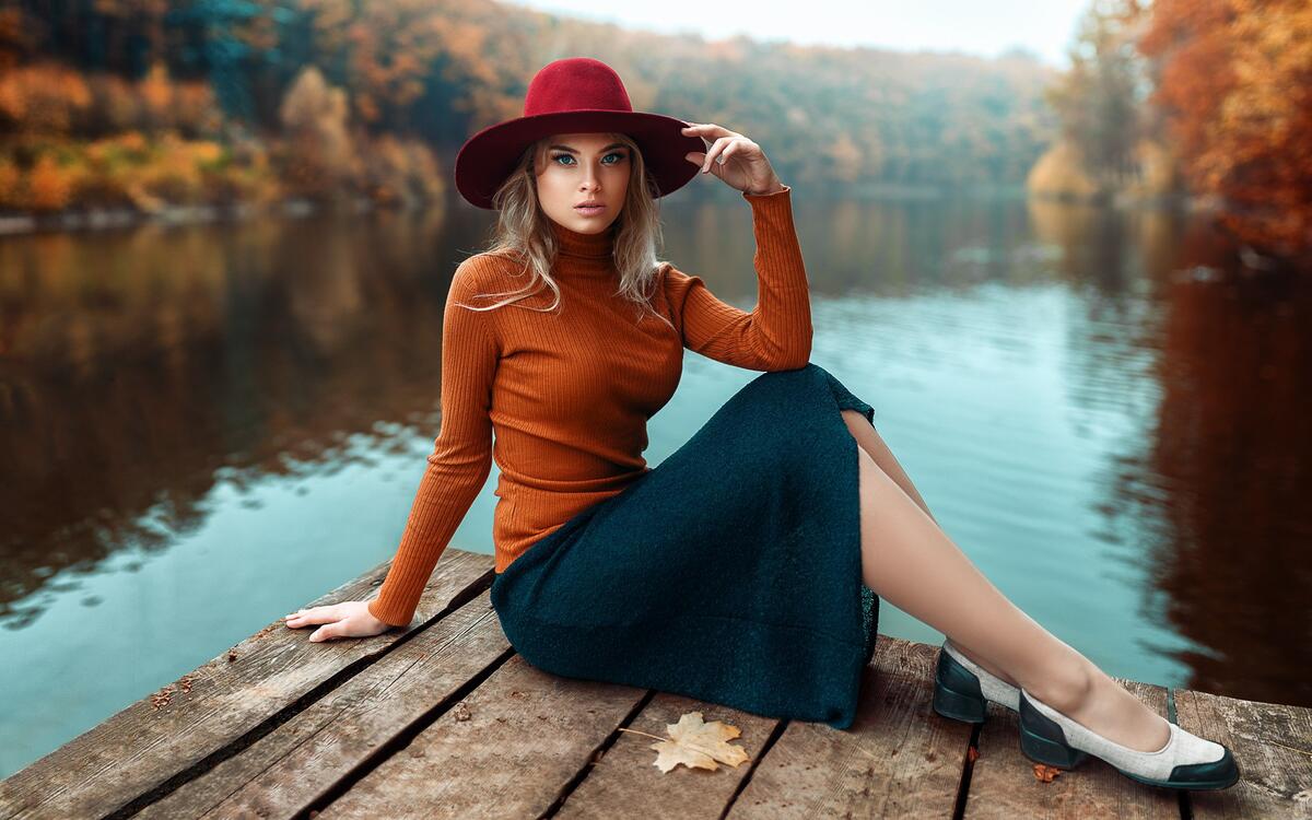 Девушка в шляпе на деревянном мостике
