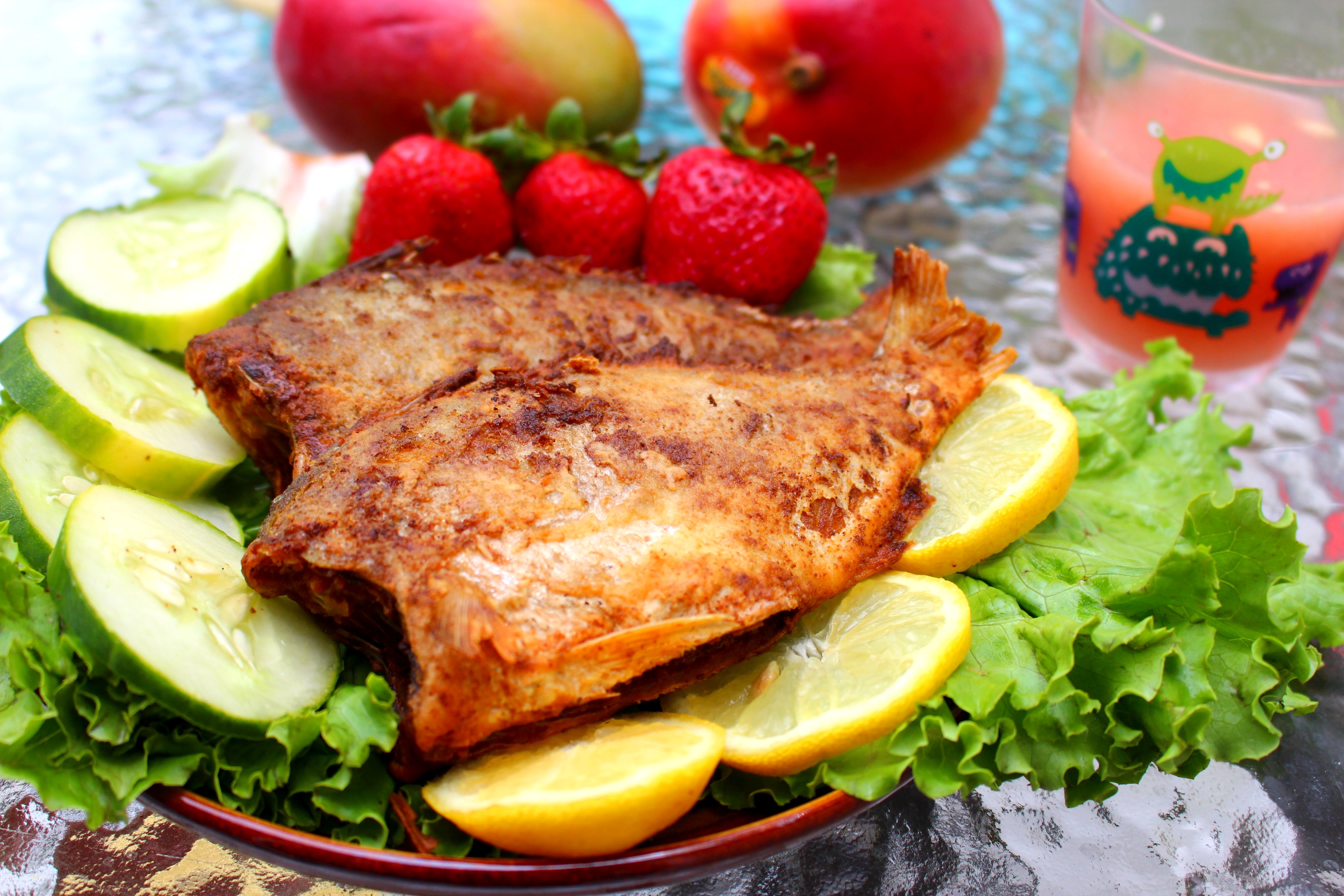 Бесплатное фото Жареная рыбка с овощами