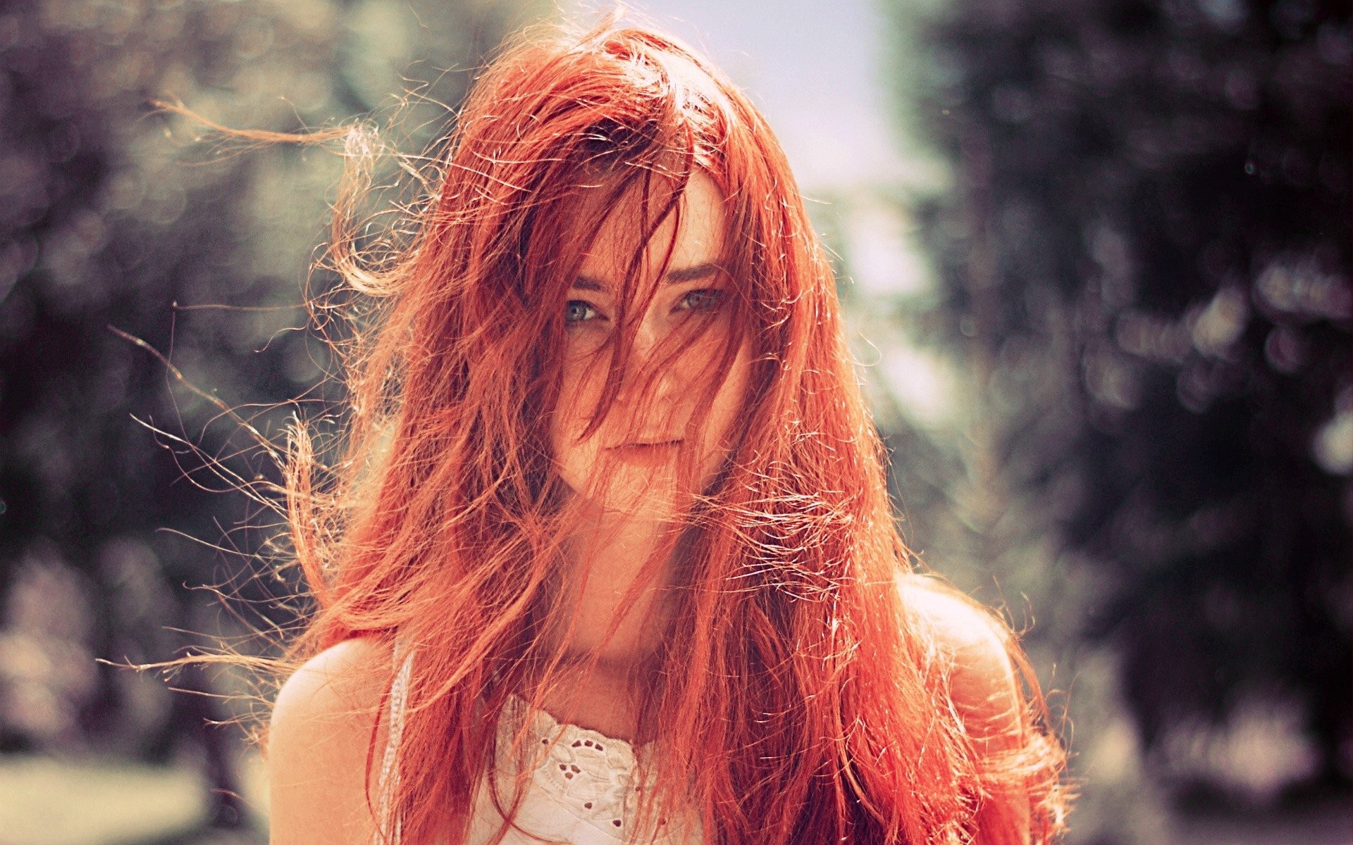 Рыжеволосая девушка с волосами на лице