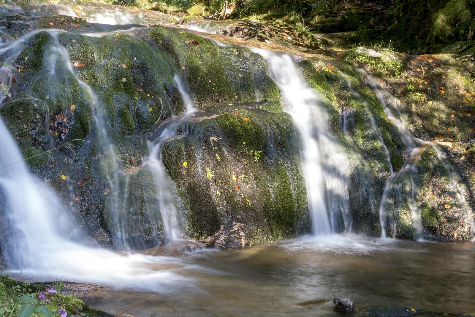 Бесплатное фото Водопад с гладкого камня