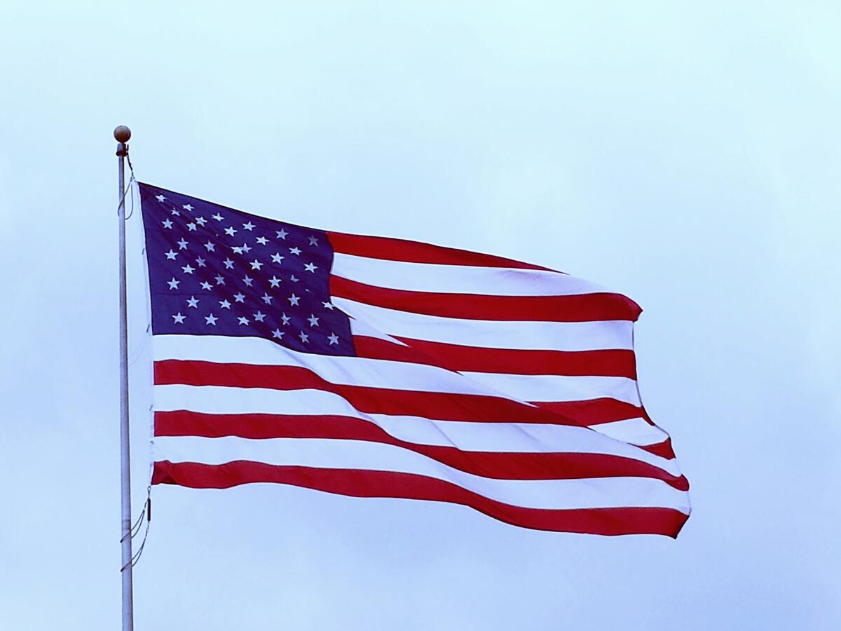 Американский флаг на фоне неба