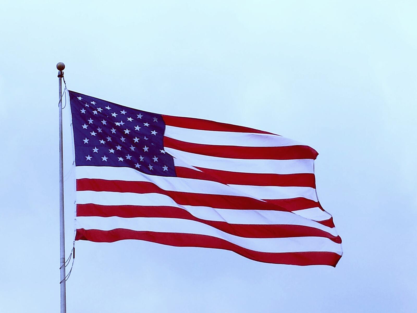 Бесплатное фото Американский флаг на фоне неба