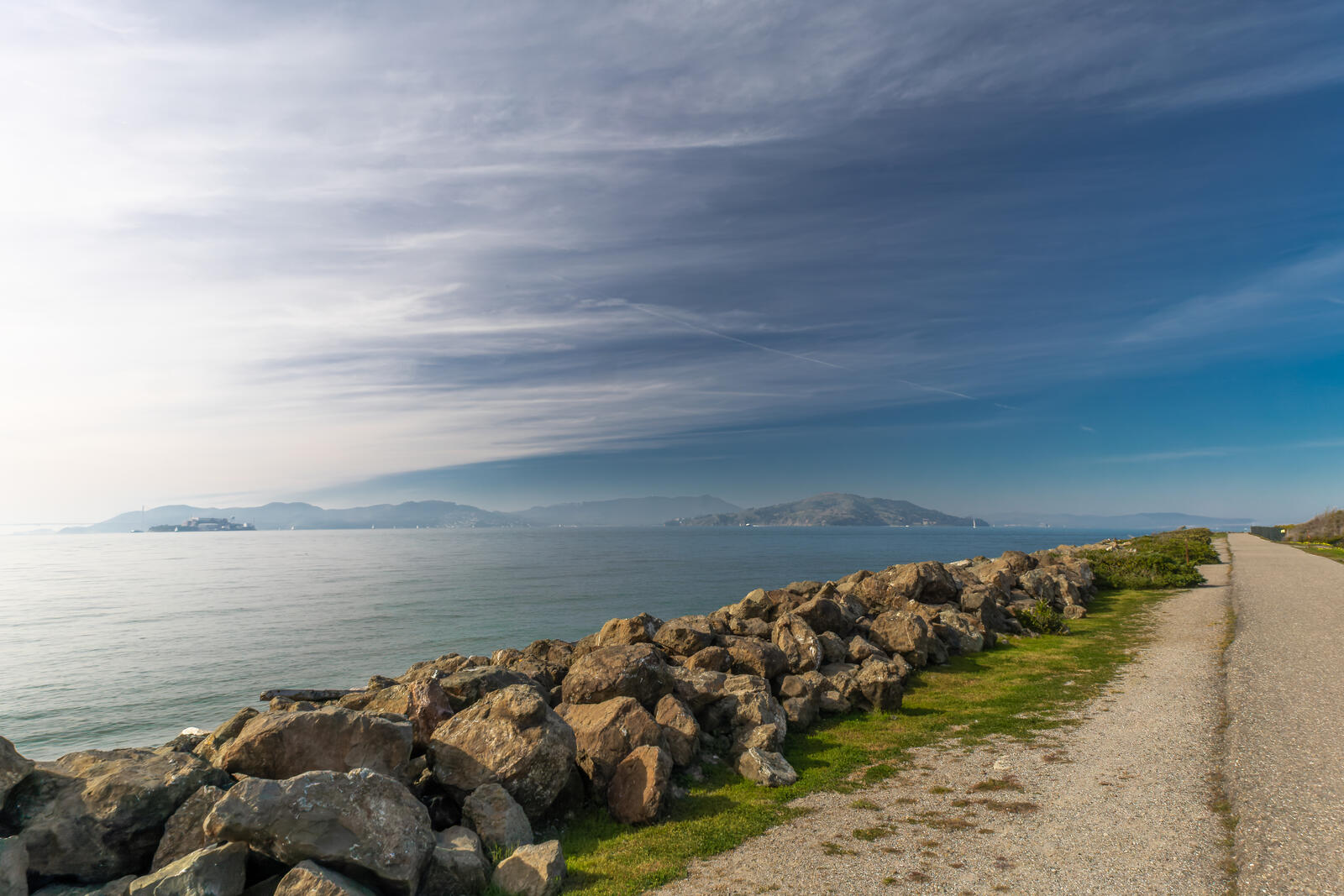 Бесплатное фото Каменная граница у берегов моря