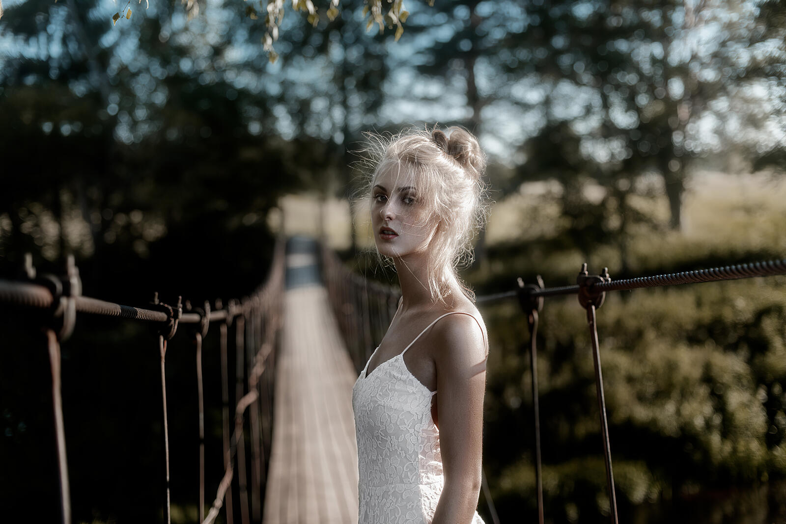Бесплатное фото Красивая светловолосая девушка в белом платье
