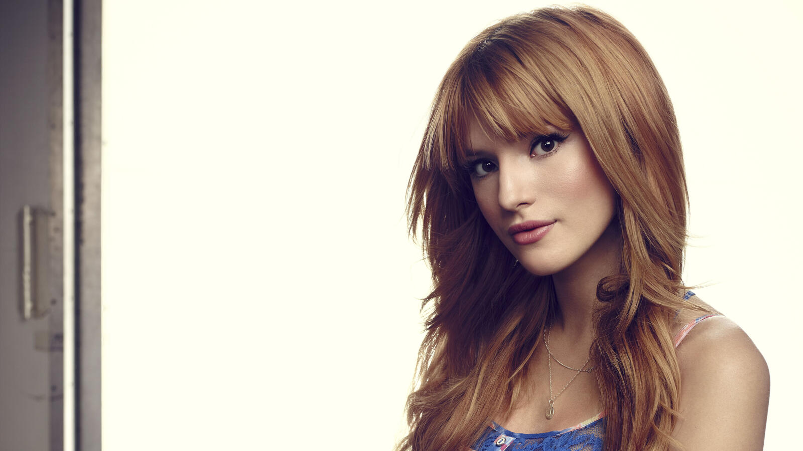 Free photo Redheaded Bella Thorne with beautiful hair