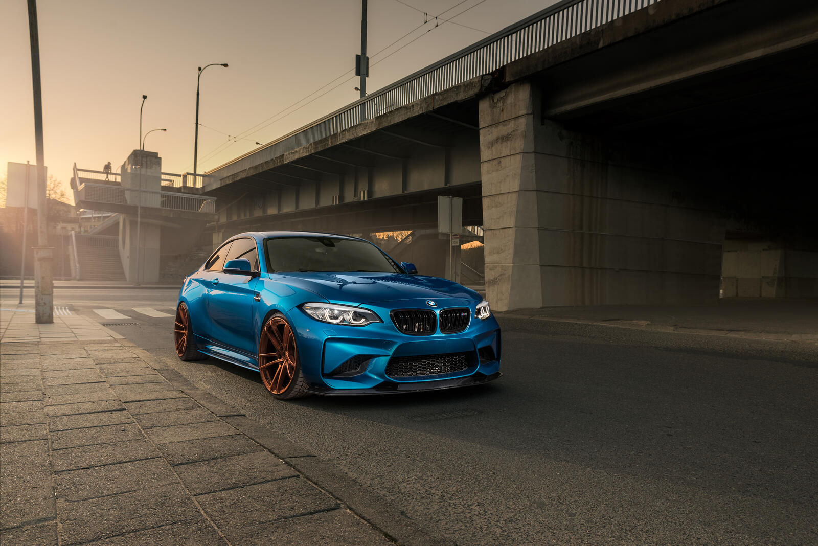 Бесплатное фото Голубая BMW M2 под мостом