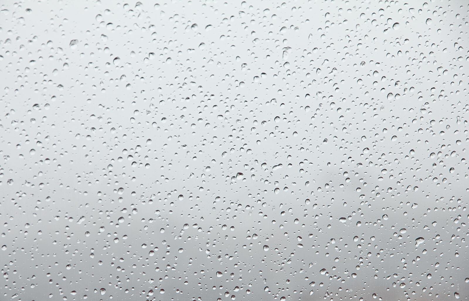 Капли дождя на прозрачном стекле