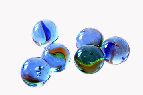 Голубые прозрачные шарики на белом фоне