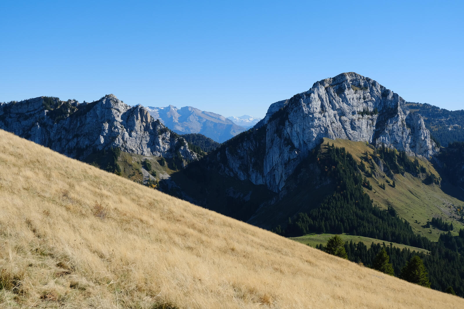 Бесплатное фото Вершины гор с чистым синим небом