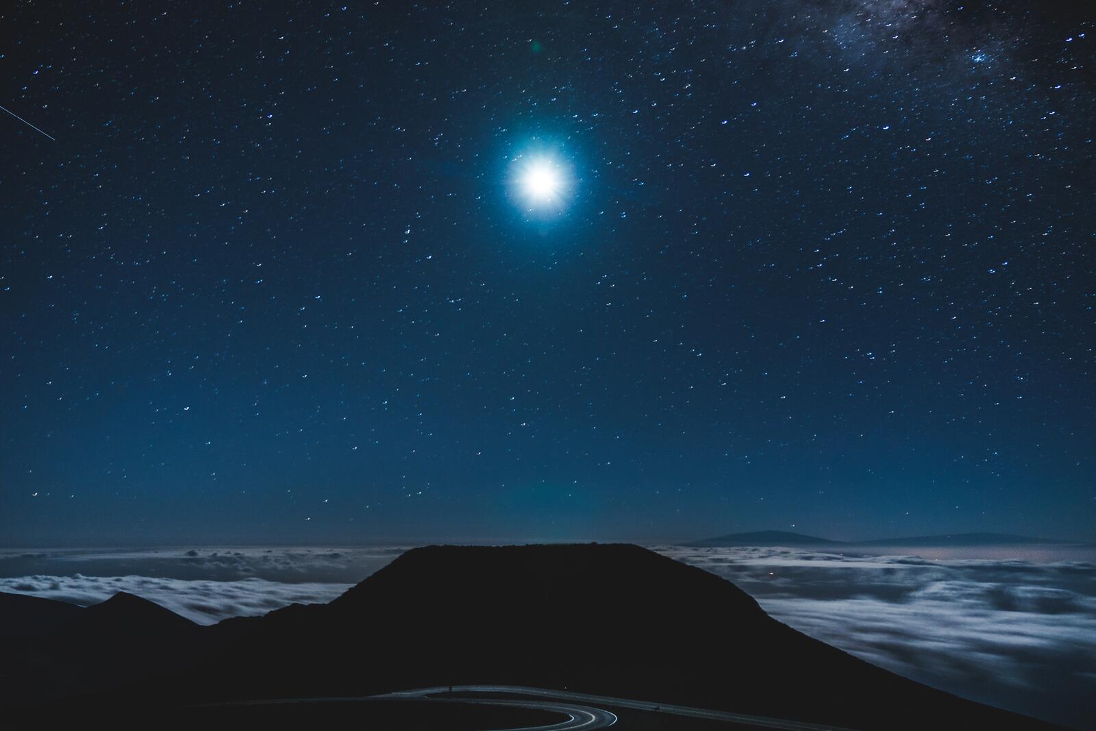 Бесплатное фото Яркая звезда на ночном небе
