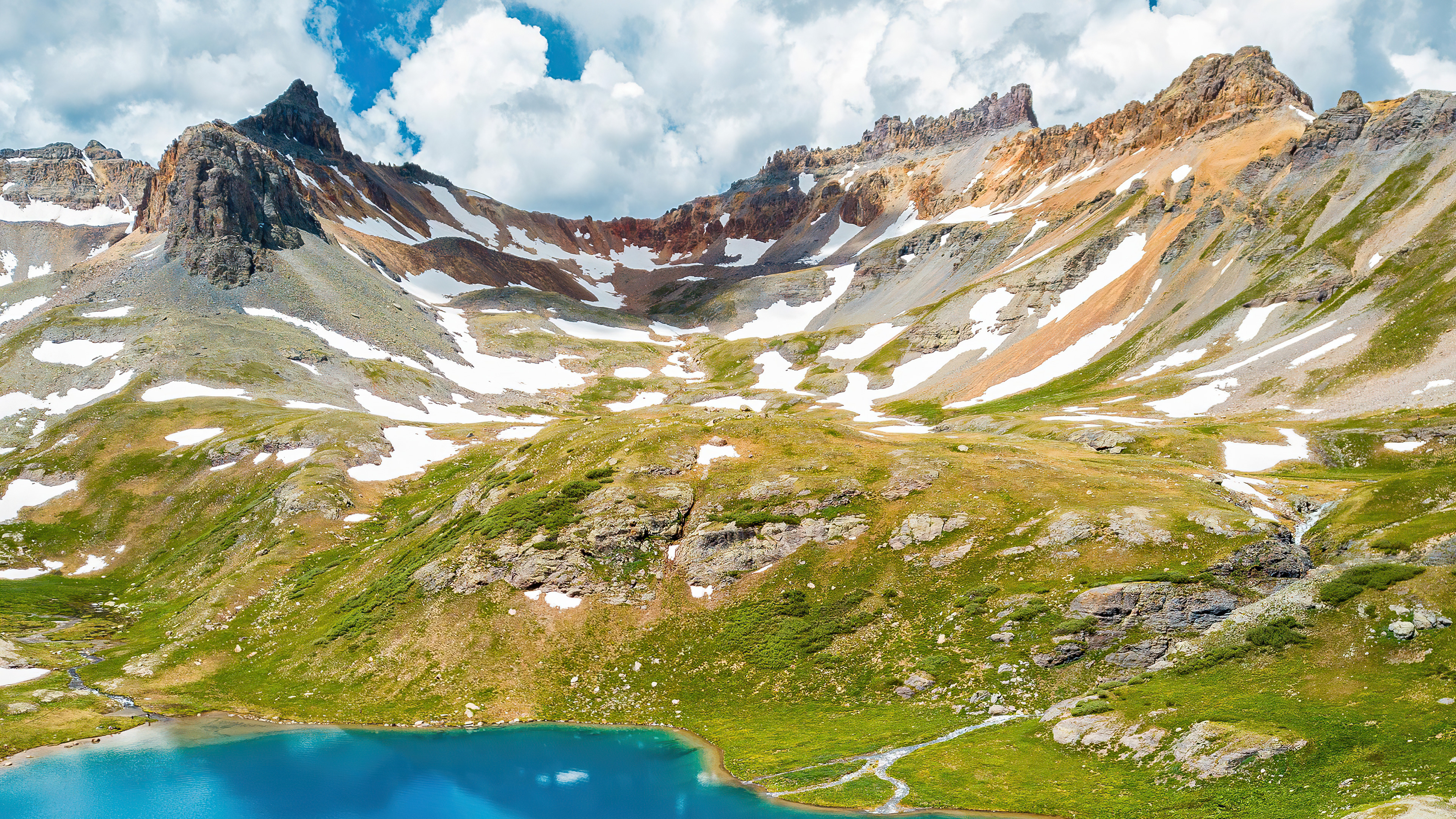 Бесплатное фото Маленькое голубое озеро в горах