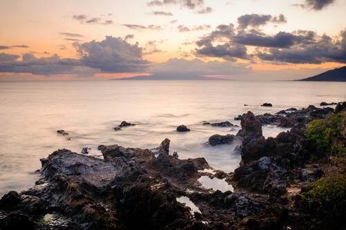 Берег моря с острыми скалами