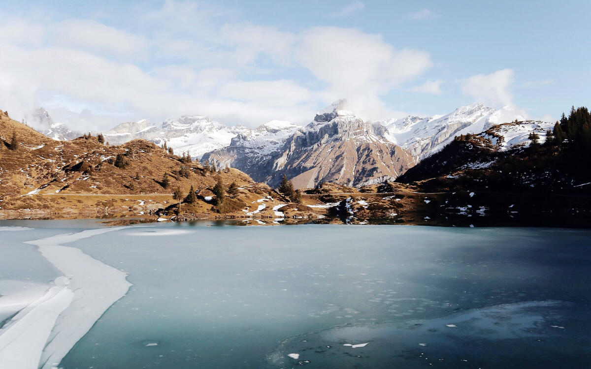 Замерзшее ледяное озеро в горах