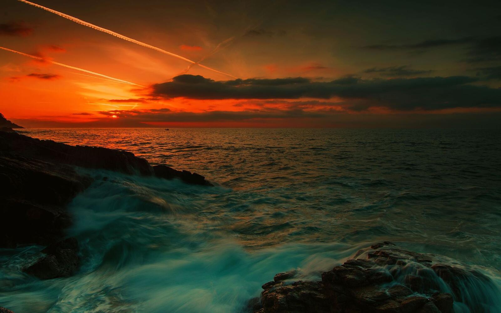 Free photo Sea surf at sunset