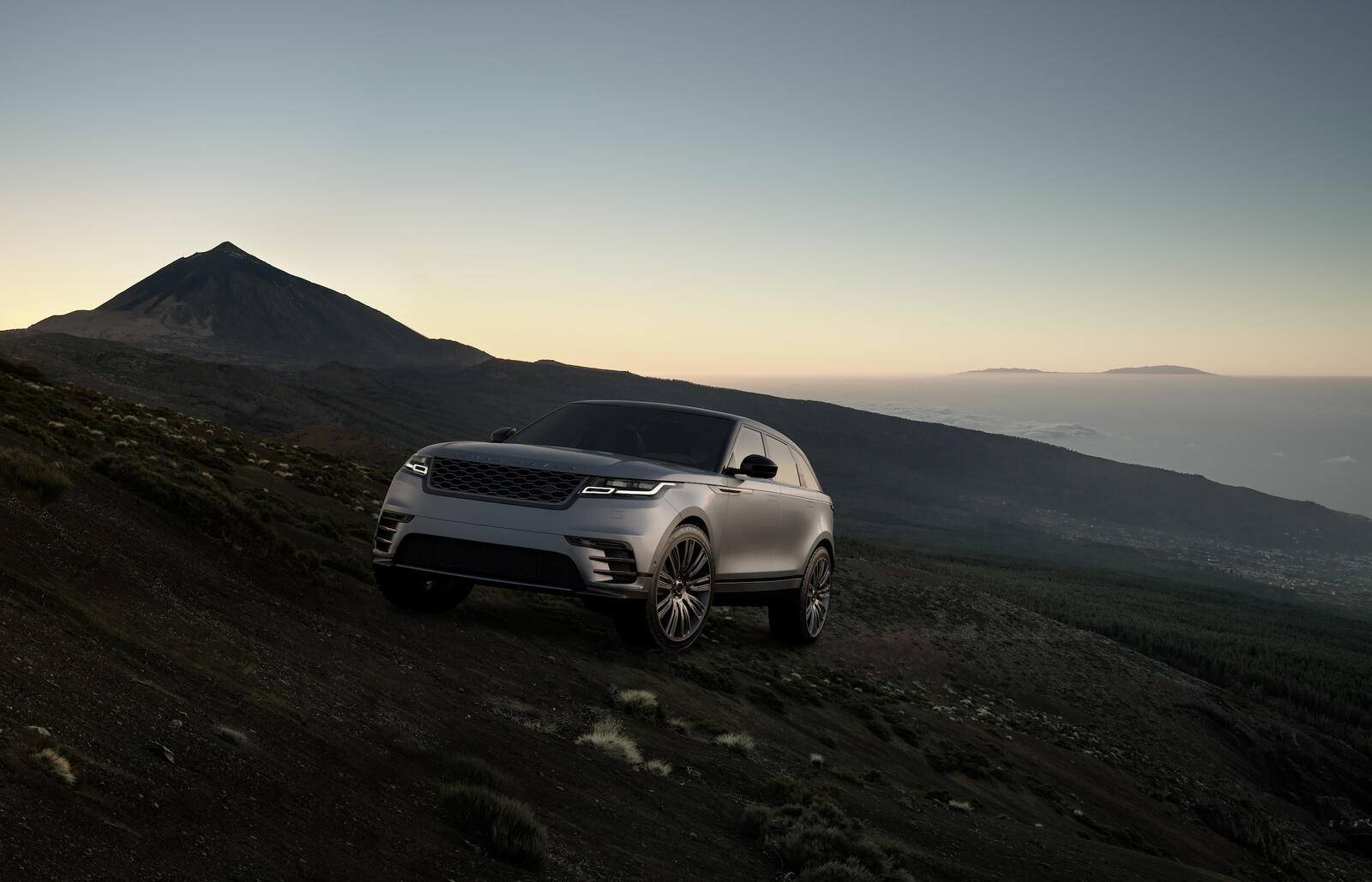 Free photo A gray Range Rover Velar at sunset.