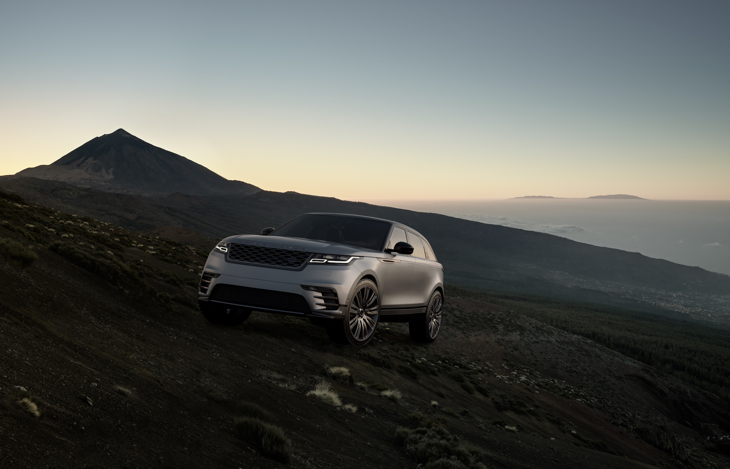 Free photo A gray Range Rover Velar at sunset.