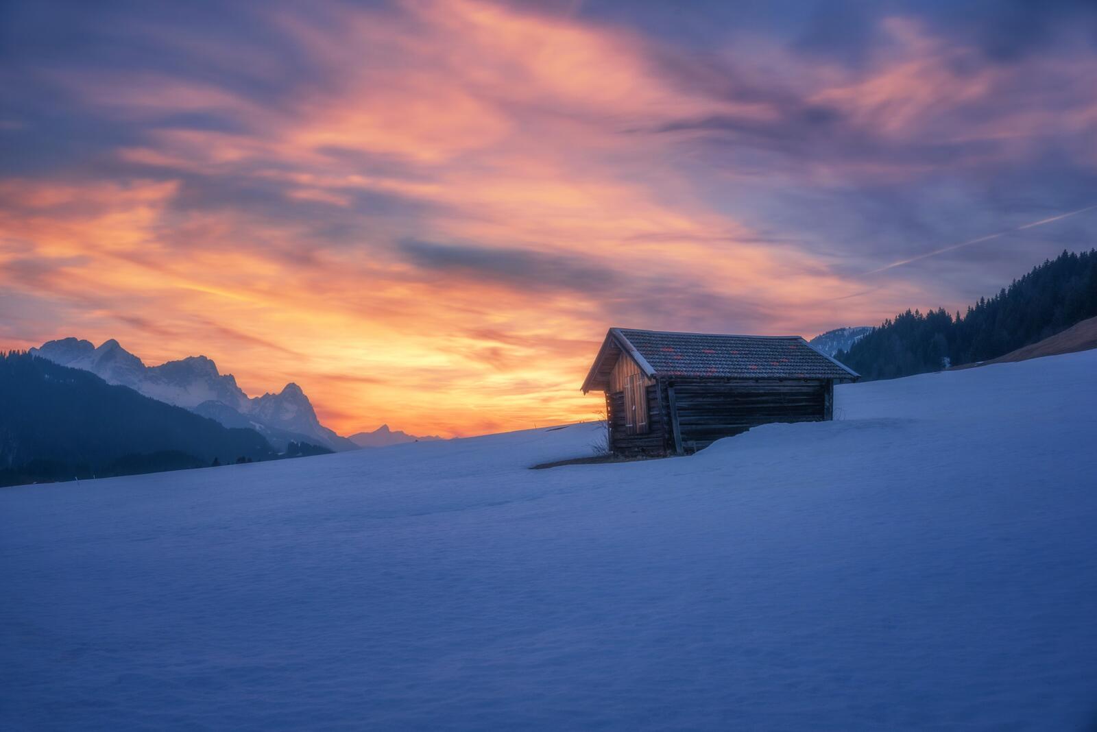 Free photo A wooden house in a snowy field