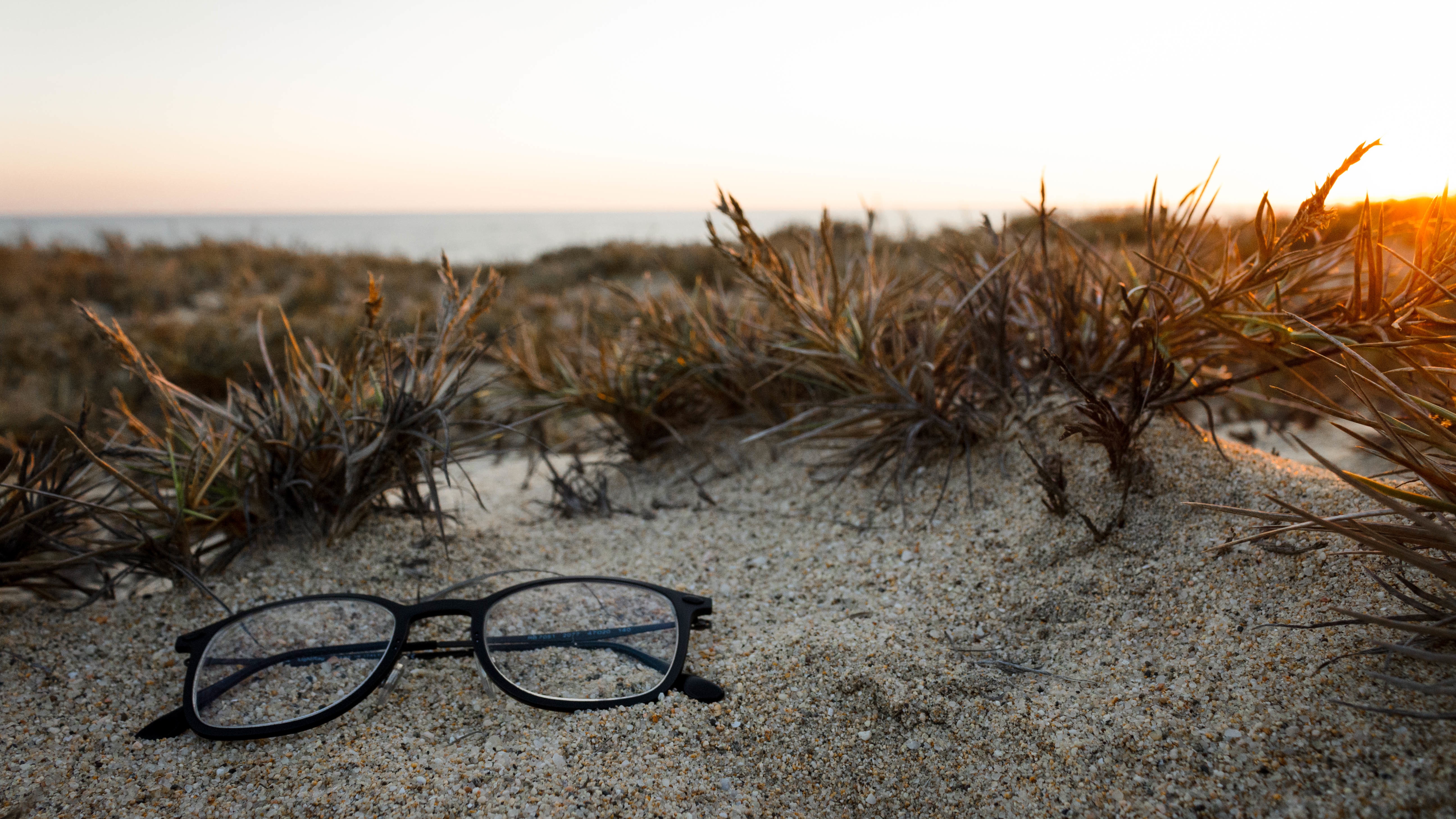 眼镜躺在沙滩上