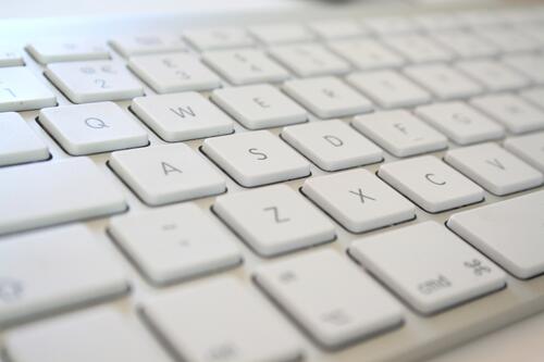 Кнопки белой клавиатуры крупным планом в белом цвете