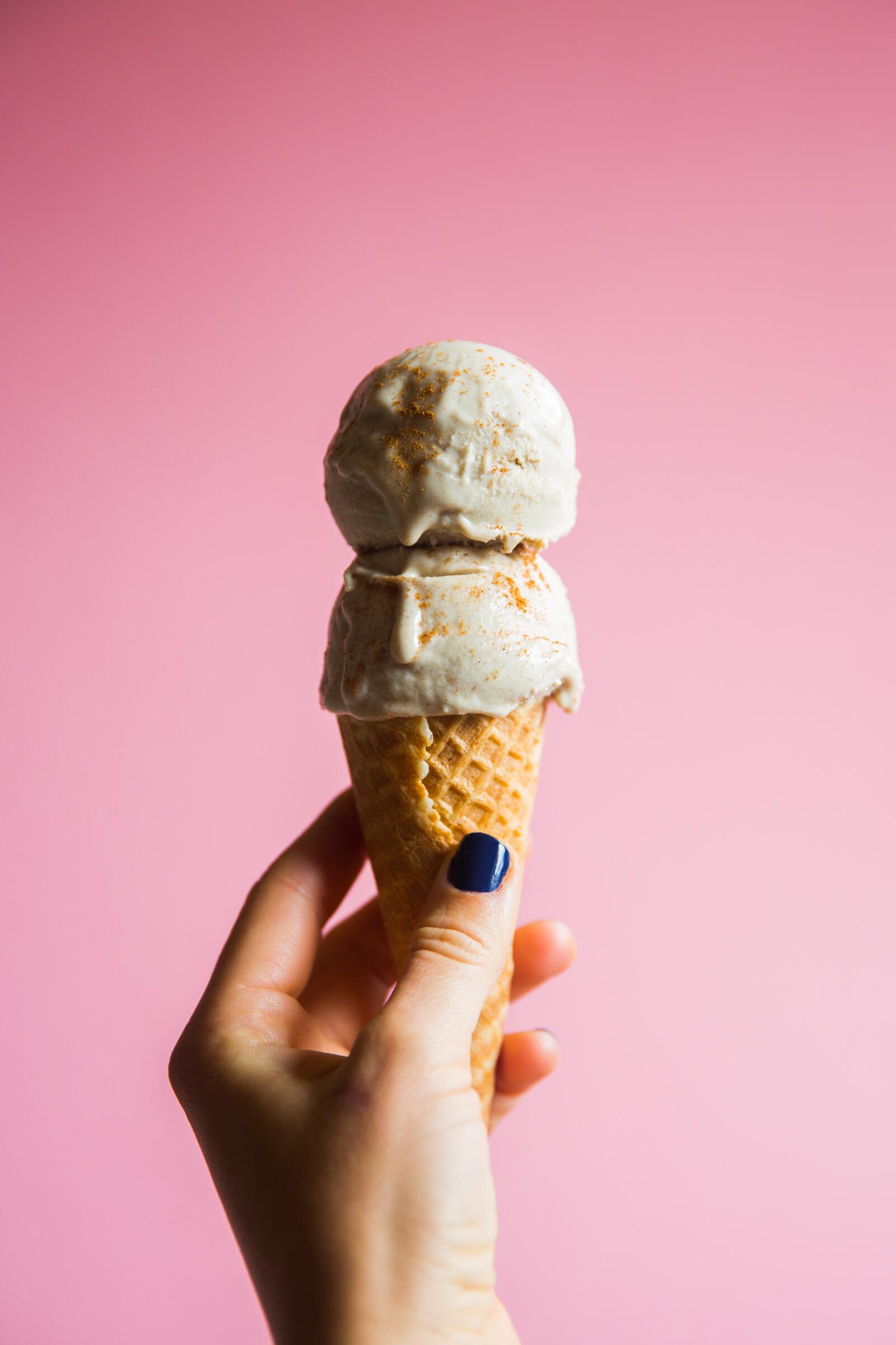 Бесплатное фото Два шарика мороженого на хрустящем рожке