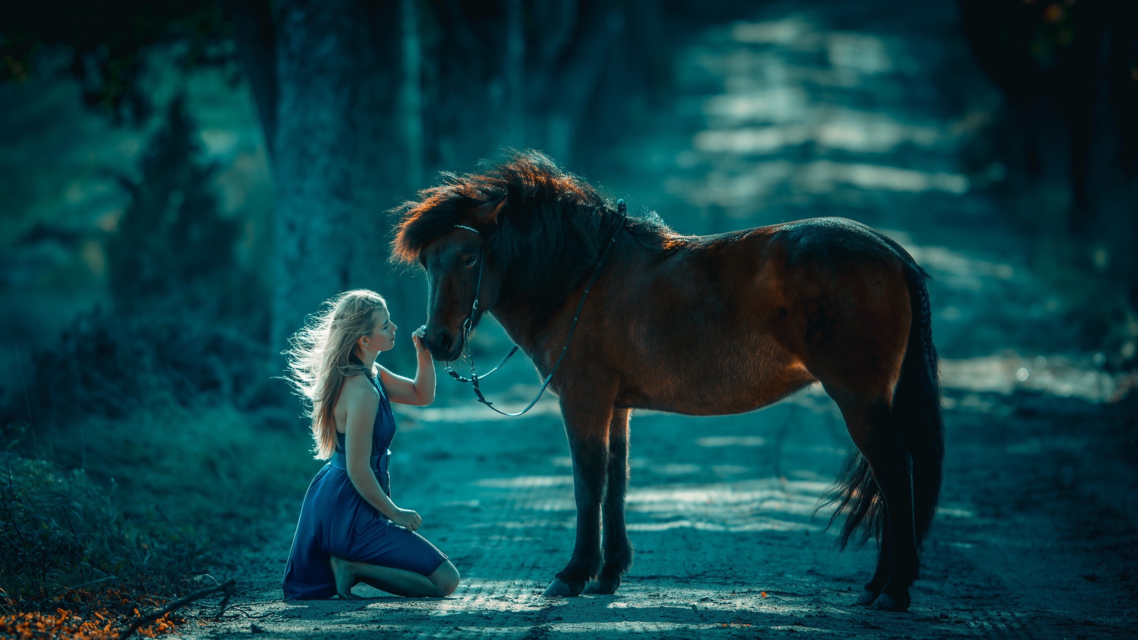Бесплатное фото Белокурая модель с лошадью