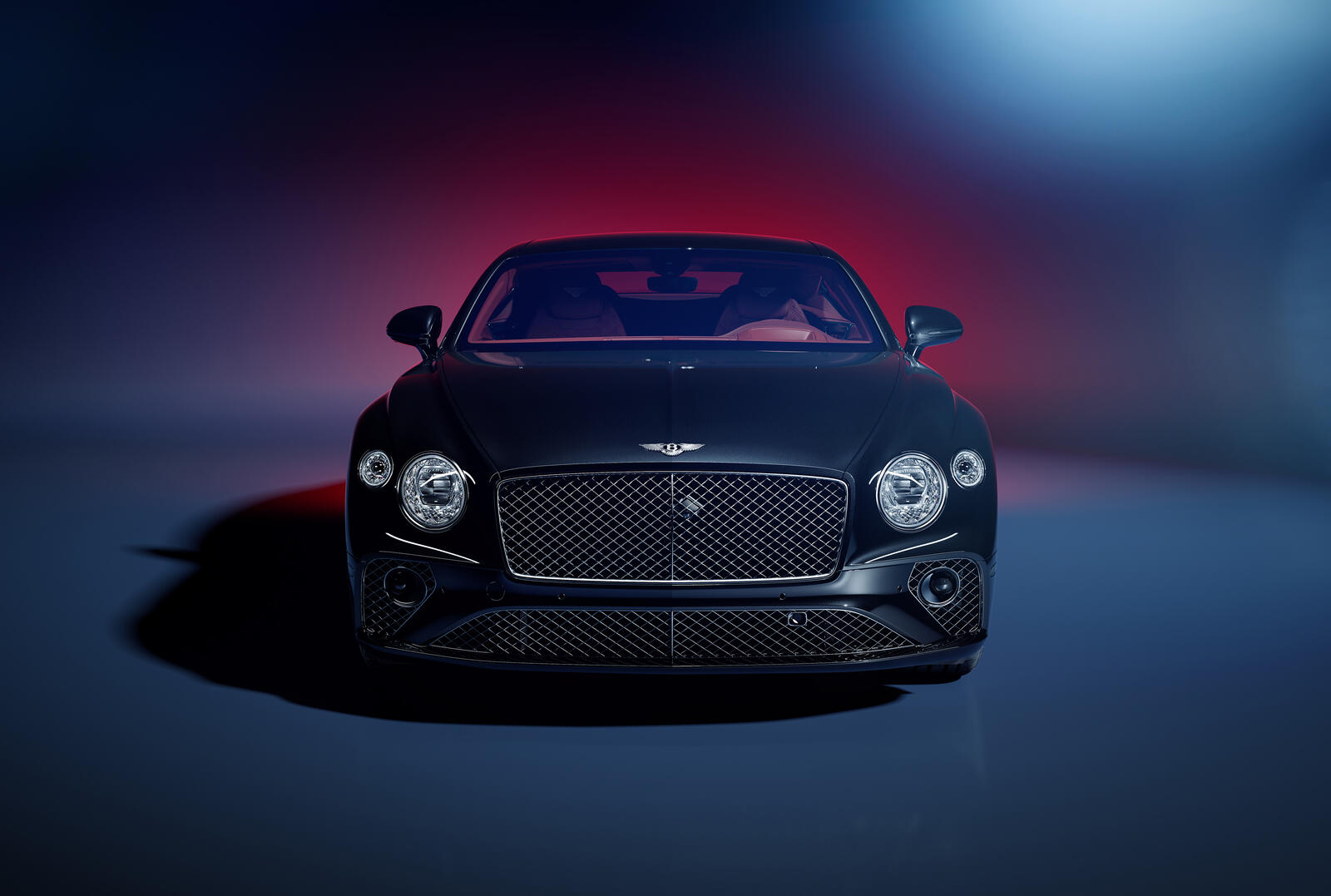 Бесплатное фото Bentley Continental GT 2021 года черного цвета на темном фоне