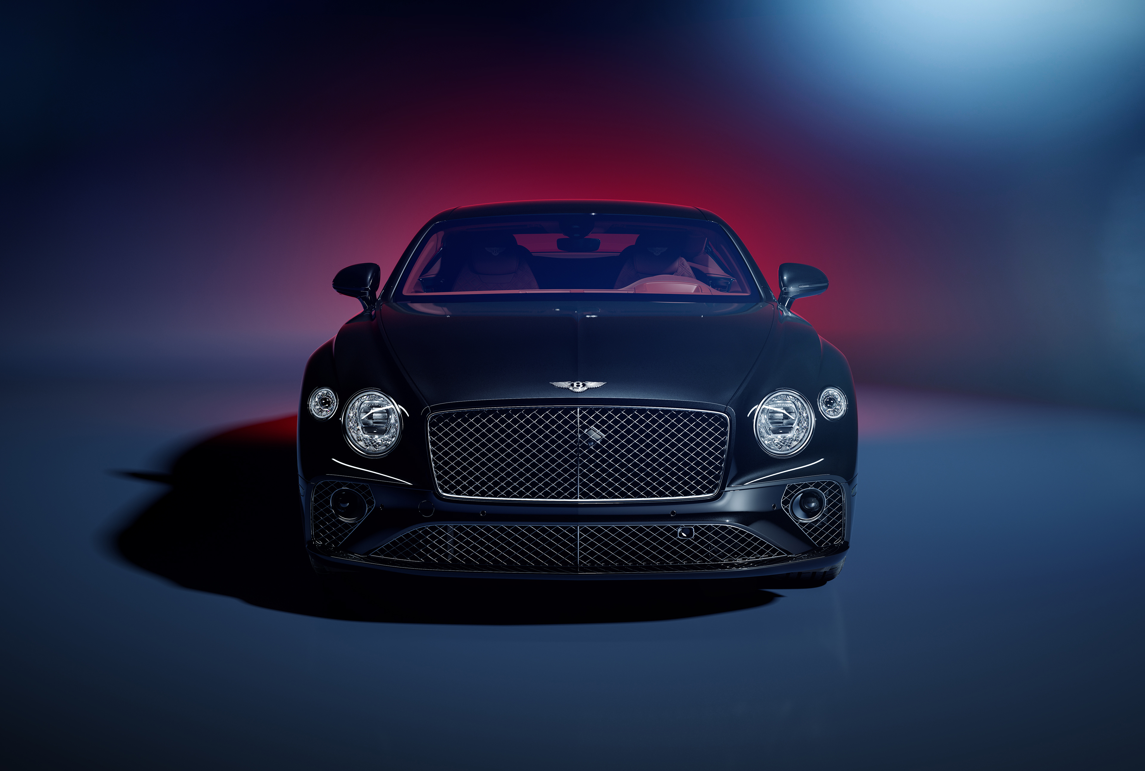 Бесплатное фото Bentley Continental GT 2021 года черного цвета на темном фоне