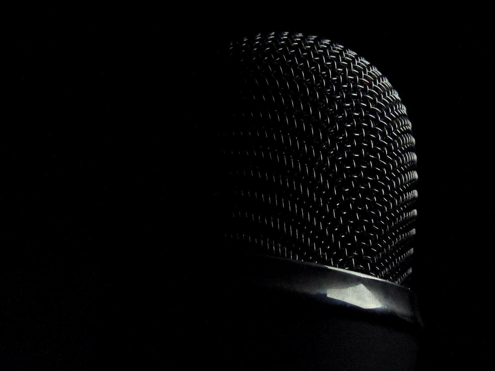 Бесплатное фото Черный микрофон в темноте