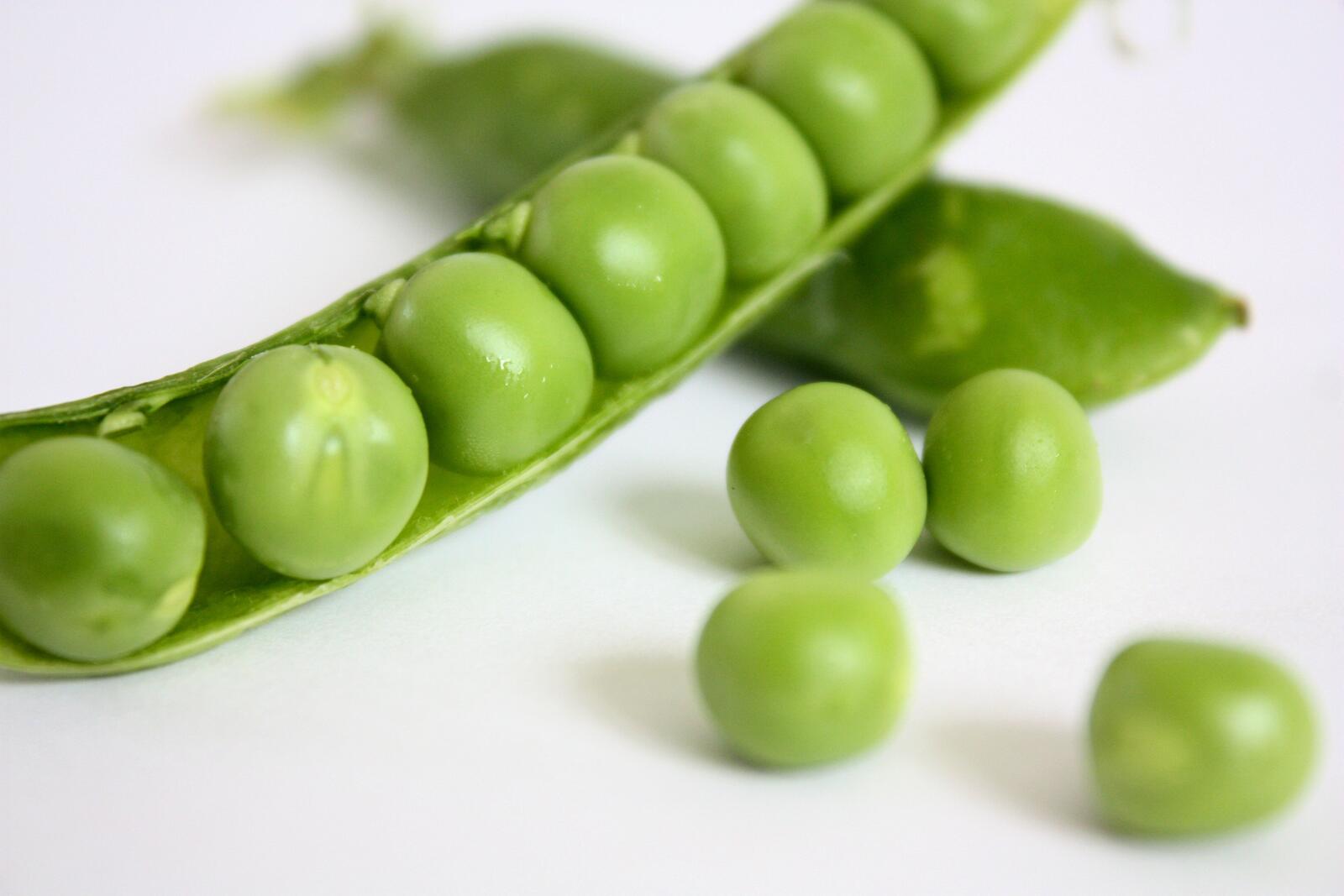 Free photo Green peas on a white background