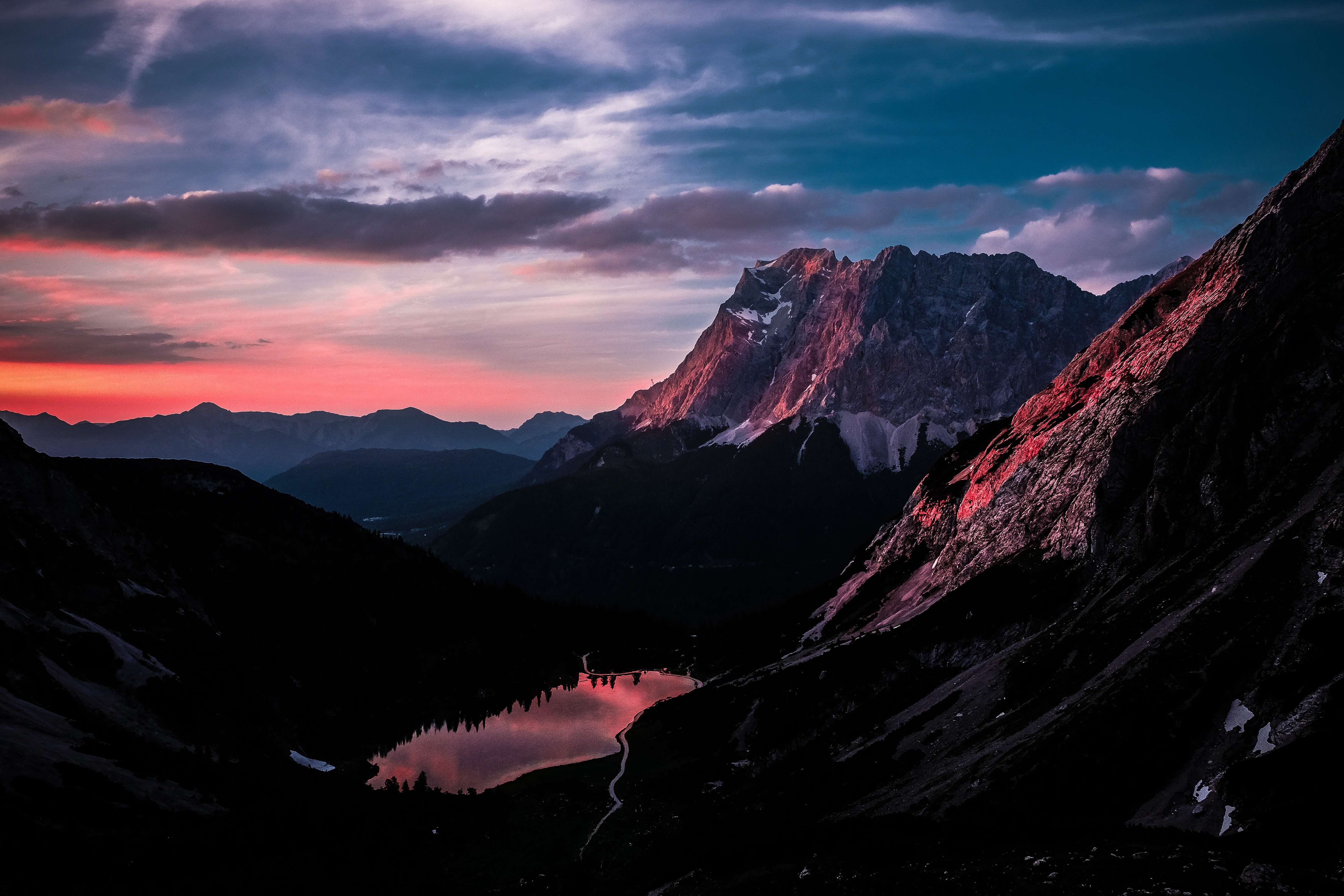Бесплатное фото Красивый горный пейзаж с закатом